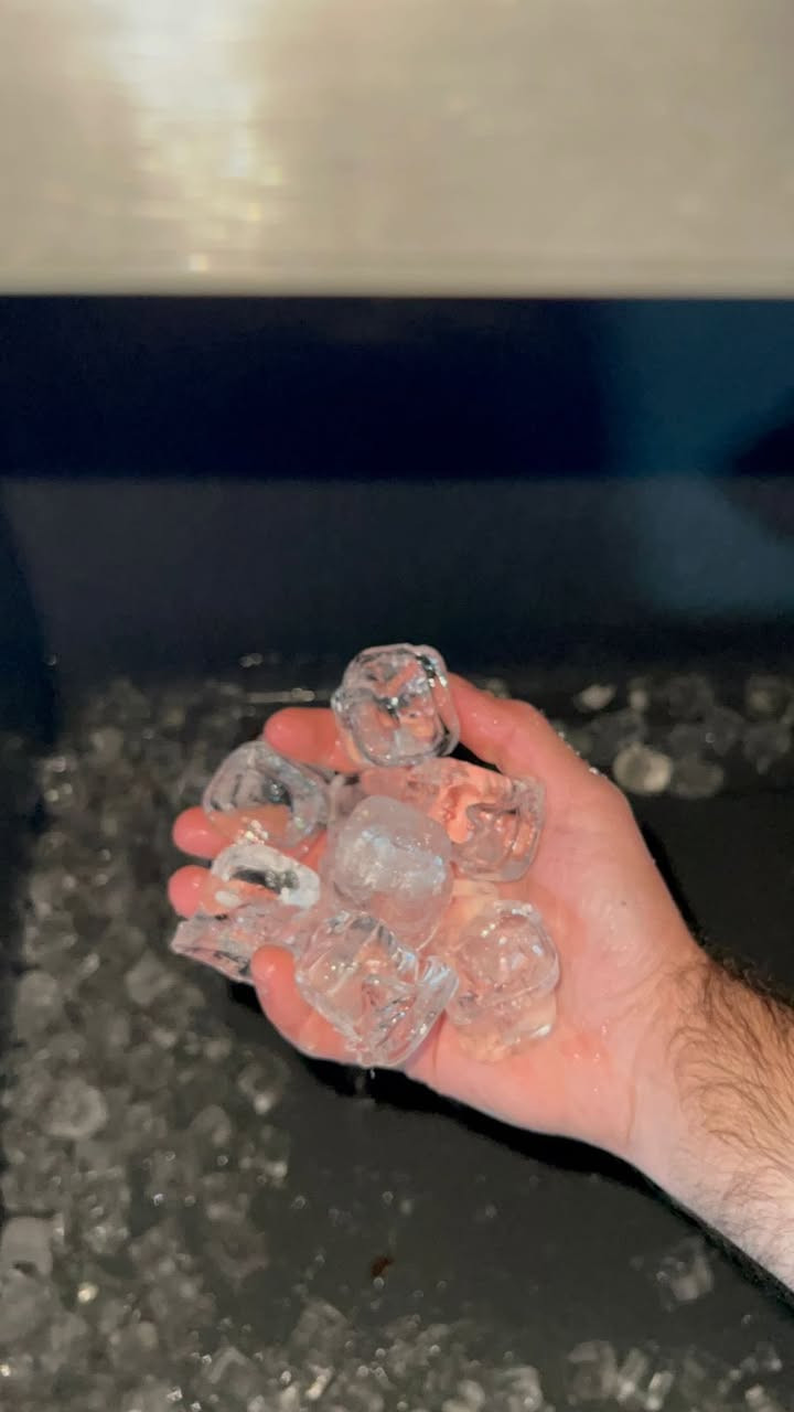 ايس مكير ثلج 🧊 بلوري فنجان 🍵 صناعة ايطالية بريما انتاج 200 كيلو باليوم مكينة حلوه وبلادية وثلجاية كاملة سحبها للتيار 5 الى 7 استقرار بسعر كلش مناسب للاستفسار مراسلة الصفحة + واتساب ***********
