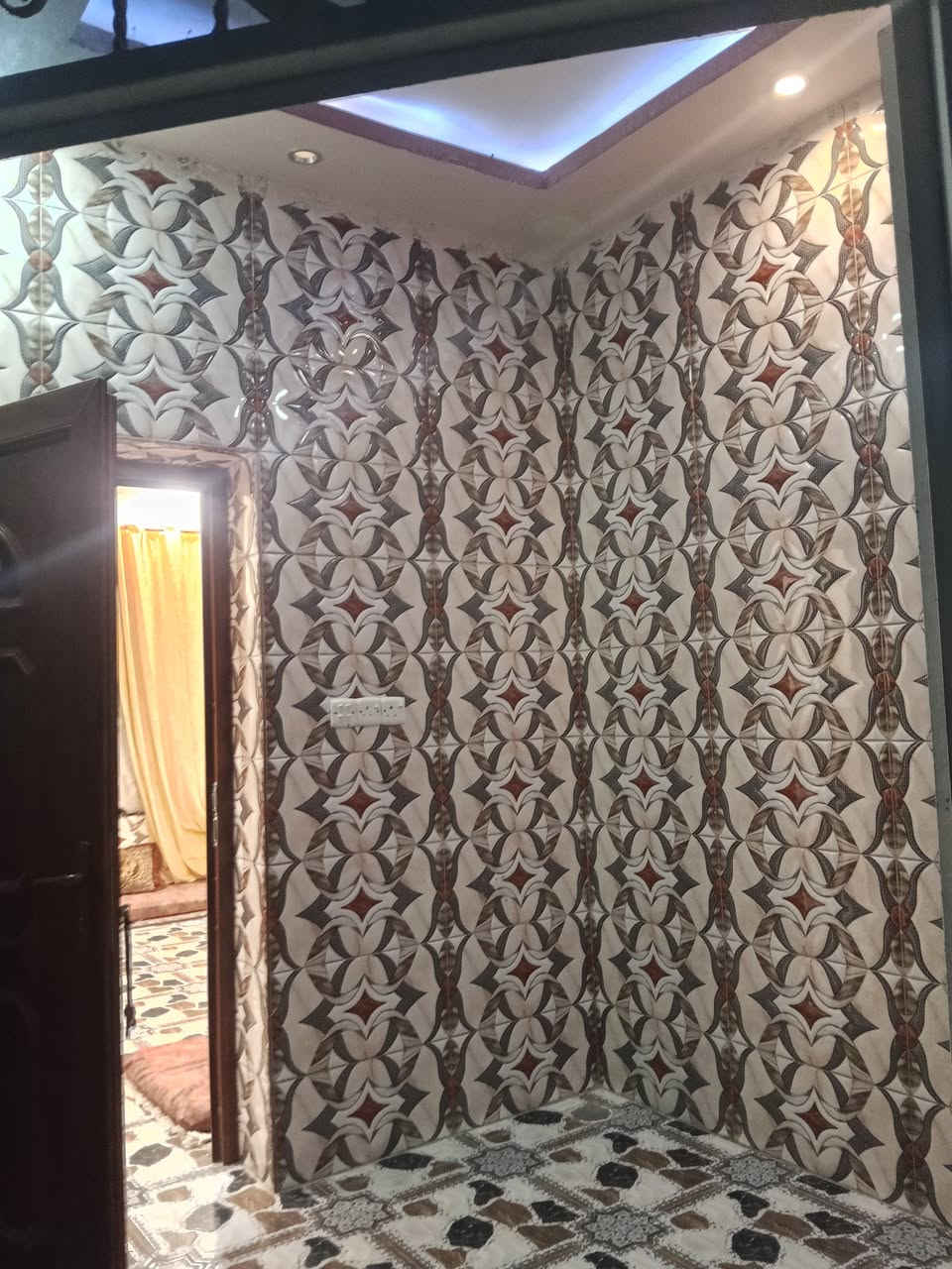 السلام عليكم ورحمة الله وبركاته بيت للبيع قرب مركز شرطة بروانه طابو مساحته 600متر من عده المحل عليه طول 9امتار والعرض خمسه السعر 80 مليون رقم صاحب البيت ***********
