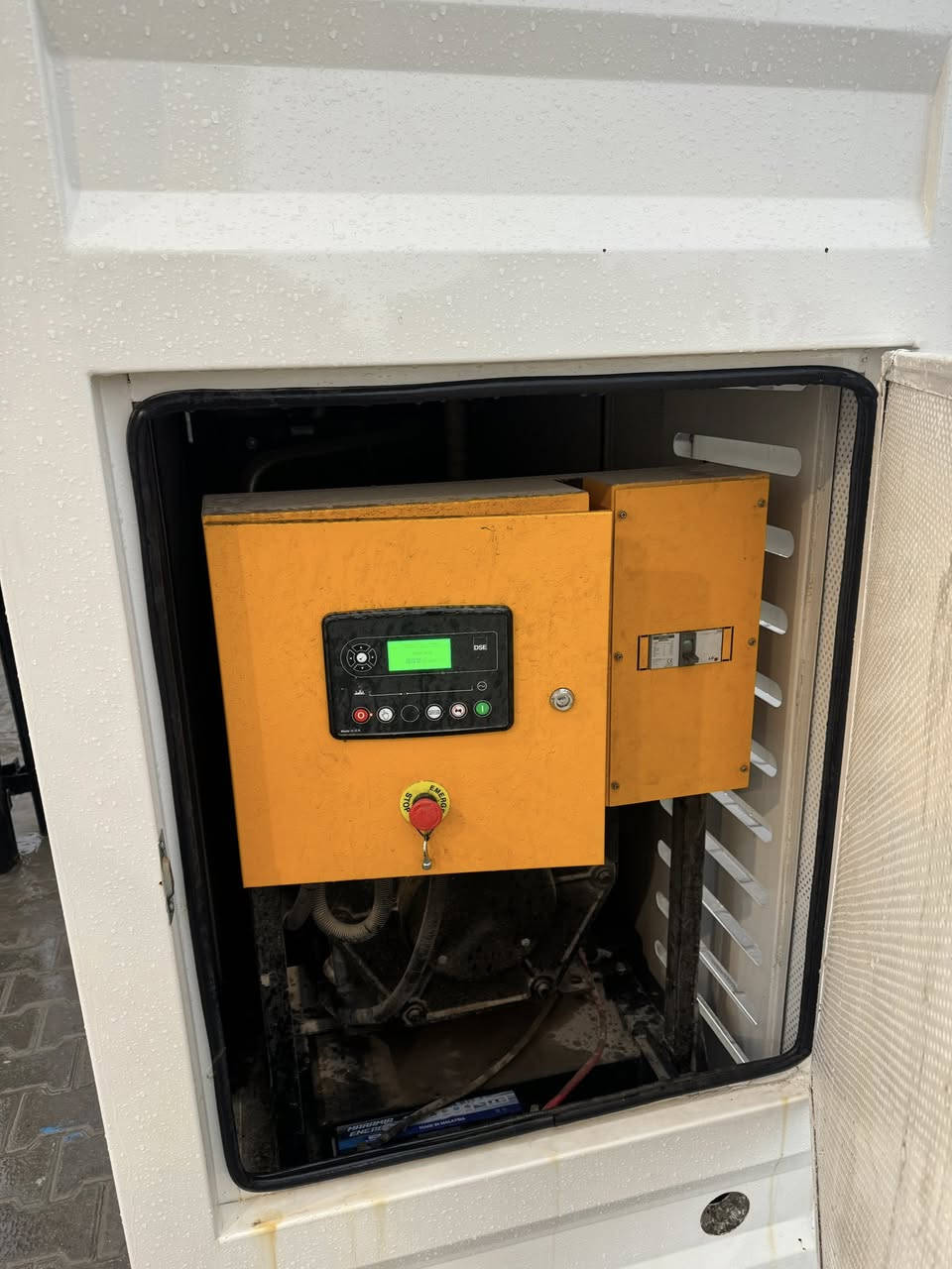 مولدة بدون 100KV  مولدة نظيفة جدا استعمال قليل كاتم اربعة سلندر يعني الصرف اقتصادي ساعات التشغيل اقل من 800 ساعة بعدهة بل ضمان واي استفسار الاتصال على الرقم 
***********والسعر مناسب
