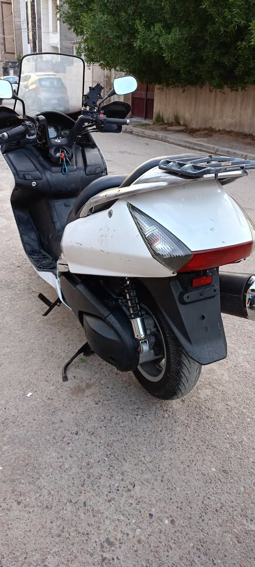 السلام عليكم من رخصة مديرالكروب هونداسلفرالدراجه خيرمن الله محرك وكير وكهربائياء كله نضيف والمحرك ممفتوح وكلجات ممفتوحات بس الكفرات يرادله ترتيب وبيه اوراق السعر 1,300,000  هاتف ***********
