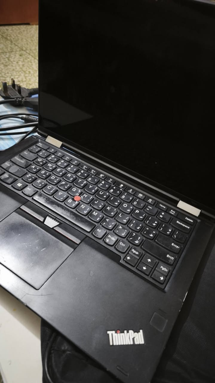 💻 للبيع: لابتوب Lenovo ThinkPad Yoga 260 (لمس + يفتر 360 درجة)
لابتوب راقي وعملي جداً من فئة الثنك باد المعروفة بقوتها وتحملها، الجهاز يتحول إلى تابلت (ايباد) وشاشته لمس سريعة وممتازة للدراسة، التصميم، أو العمل اليومي.
⚙️ المواصفات الفنية:
المعالج (CPU): Intel Core i7-6600U (الجيل السادس).
الذاكرة العشوائية (RAM): 8 جيجابايت DDR4.
الهارد (Storage): 256 جيجابايت من نوع SSD M.2 (سريع جداً في الإقلاع وفتح البرامج).
الشاشة: مقاس 12.5 بوصة بدقة Full HD، تدعم اللمس وتدور بزاوية 360 درجة.
كارت الشاشة: الداخلي Intel HD Graphics.
🌟 الميزات والإضافات:
القلم الأصلي (Stylus): مدمج داخل جسم اللابتوب ويشحن تلقائياً (ممتاز للكتابة والرسم والتأشير).
الحماية: يحتوي على مستشعر بصمة إصبع (Fingerprint) لتأمين الجهاز.
الكيبورد: كيبورد مضيء (Backlit Keyboard) مريح جداً بالكتابة باللغة العربية والإنجليزية.
النظام: منصب عليه ويندوز 11 الأصلي ومحدث ومستقر تماماً.
المنافذ: يحتوي على منافذ HDMI، ومنافذ USB متعددة، وكاميرا HD، وواي فاي وبلوتوث.


**إذا كنت صاحب هذا الإعلان وتريد حذفه لأي سبب، رجاءا أرسل رسالة إلى الدعم الفني**