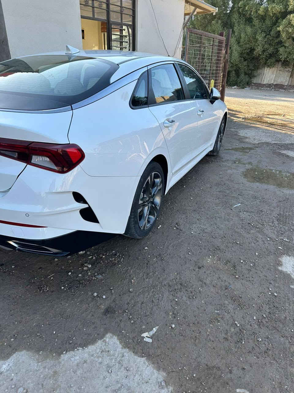 K5 للبيع فقط خليجي موديل ٢٢ ماشيه ٦١  بيها باب السايق مبدله وكاله نفس اللون وبيها بارد كلش قليل مواصفات بصمه تشغيل عن بعد شاشه كامره اصليه السعر ١٩٥ بيها مجال عنوان دوره موبايل***********
