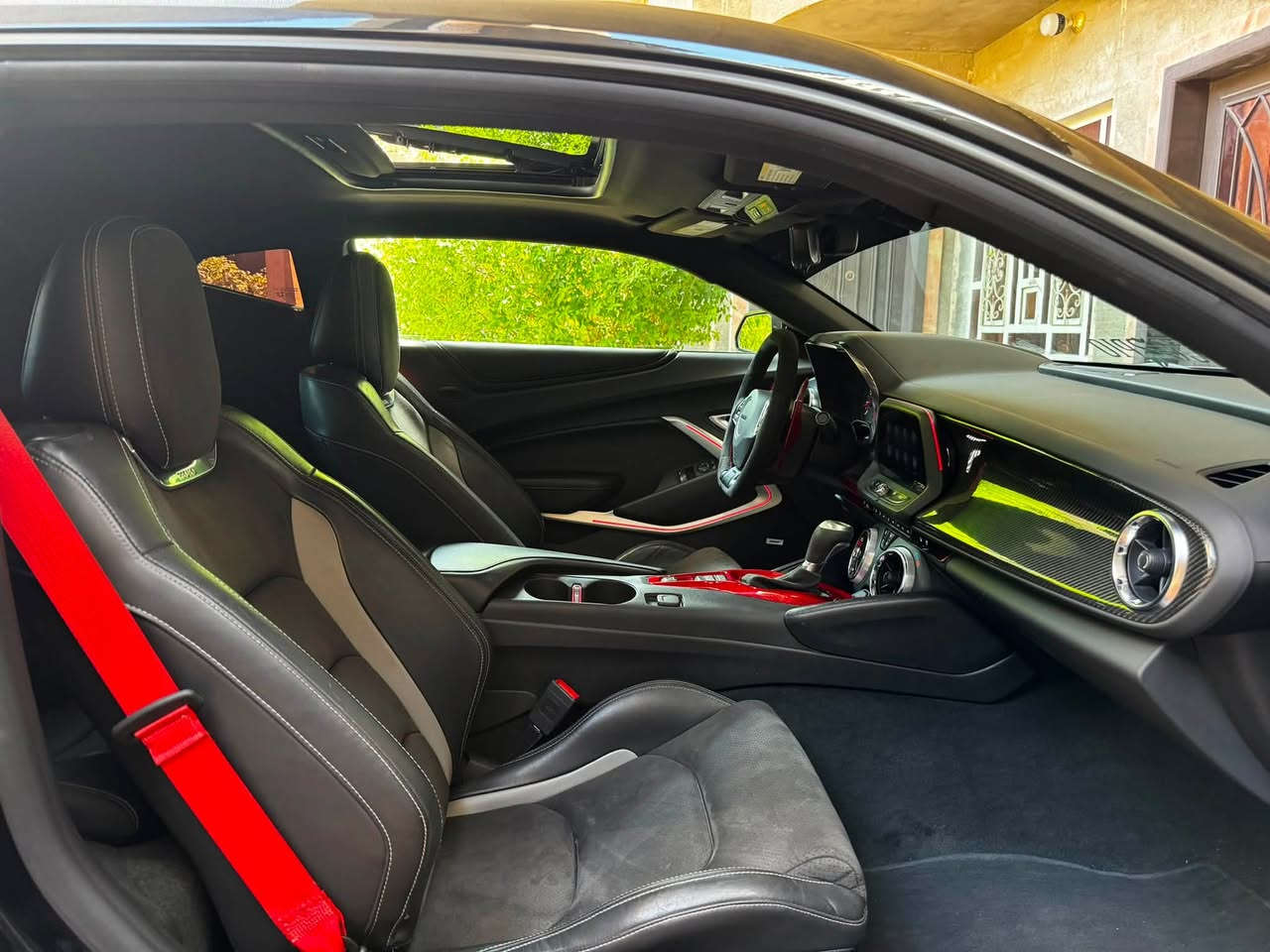 السلام عليكم شلون الشباب
للبيع  1LE 3LT 
السياره : كمارو ٨ سلندر ١٠ نمر
الفئة :  2SS 1LE 3LT A10 V8 6.2L
الموديل : 2022
ممشى السياره: 23 الف حقيقي 
السياره ب اسمي وهزة جديدة 
 بنفس اليوم اداورلك

🟢بدون ايرباك 
🟢قطعة صبغ فقط .
🟢بچم كبس على وضع الوكاله .

🟢الكفالة : كير / اكسل / شاصي/ كهربائيات / كاردن . الكل مكفول وبحالة الوكالة بدون فتح او تبديل 

🟢الكزوز بلادي ماملعوب بي ابداً ( اكتف اكزوز )
🟢كهربائيات السياره جديدة ماملعوب بيهة 
🟢حدادية خلفية امامية جديدة

حادث السياره مرفق بالصور بالمنشور مع رقم الشاصي 
1G1FH1R77N0130530

حبايب الحادث فقط سرقة جاملغ امامي ودعامية امامية 
يعني بدون ايرباك والبچم ماملعوب بي ابداً
يعني البجم البيهة اصلي وكالة مو تجاري 

🔴 بالمختصر صبغ جاملغ امامي جهة السائق فقط 

🟢السياره مسويلهة ادامة كاملة قبل اسبوع 
باتري جديد
فلتر تبريد جديد 
فلتر شوتة جديد 
زوج تاير خلفي جديد
مري اسود لامع جديدة 
دوسات اسود لامع جديدة 
لحية امامية اسود لامع جديدة
جناح خلفي اسود لامع اصلي مال SS 1LE
احزمة لون احمر من الوكالة يعني مو عمل هنا 

حبايب السياره داخلهة كلة كاربون فايبر الياف حقيقية
🔴 اخوان يعني كاربون حقيقي مو تغطيس  

دشبول كاربون فايبر الياف حقيقي اصلي مال ZL1
بيدي فاتحة من ZL1  يعني قطعة اصلية مو تجاري 

شفتات ستيرن كاربون فايبر الياف حقيقي 
كفر بصمة وگير كاربون فايبر الياف حقيقي 

المواصفات 
مبدئياً السياره 1LE يعني مو SS عادية 
ف هنا يجي نظام التعليق يختلف بالكامل عن الSS 
ونظام المكابح يختلف بالكامل ايضاً 
رادار امامي وكامرة امامية (قيادة ذاتية وخروج عن المسار )
المراية الوسطية كامرة ( كامرة خلفية بالزعنفة بالقمارة )
داتاشو
فتحة سقف 
عينة دجيتال 
كشنات ريكارو جلد وكنتارا 
انارة محيطية بالداخل AMB LIGHT SYSTEM
كشنات خزن ميموري 
كشنات تدفئة تبريد 
حساس خلفي وكامرة خلفية 
رادار بالمرايا الجانبية 

تفاصيل اكثر خابرني وتدلل 

***********

السعر ٢٣٥ وبيهة مجال بسيط جداً

حبايب السياره جديدة كلش وماناقصهة برغي 
السياره اعلى مواصفات تجي بالكمارو 

شباب والسياره 1LE مو SS عادية
