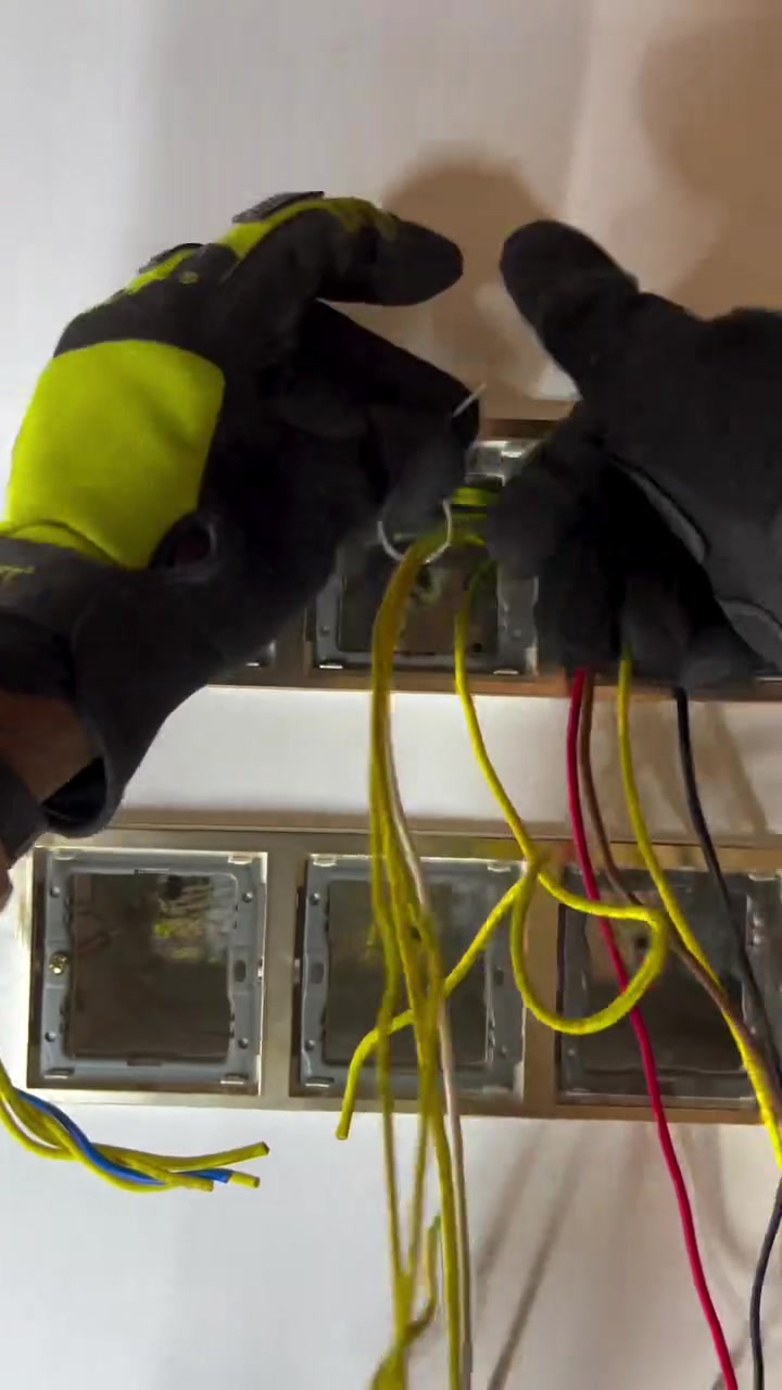 مكتب الملاك الهندسي للمقاولات الكهربائيه عامه 
تأسيسات كهربائيه عامه 
صيانة 🧑‍🔧 منازل وبنايات
تصنيع وشد بوردات السيطره ATS 
للأستفسار :***********
