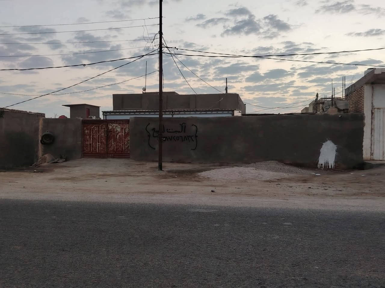 #بيت للبيع.. الموقع تجاري على شارعين.. 
↩️ الموقع.. الرميثة ابوصريفة قرب جملة ال عزوز على الشارع العام مال النجمي.. 

♍الواجهة (العرض) 18 متر 

⛎النزال ( الطول)45 متر.. لكن جه 25 

✅#تصبح المساحة الكلية 550متر

الحديقة داخل المنزل واسعه جدا.

مساحة البناء تقريبا 200متر

البيت بناء جديد....

الارضية كاشي بل كامل

 يصلح للسكن.. ويصلح موقع تجاري.. 

كافه الخدمات متوفره على الشارع 

ملاحضة البيت على شارعين امامي العام مال النجمي وشارع خلفي فرعي 

🟢#للاستفسار الاتصال على الرقم ***********
