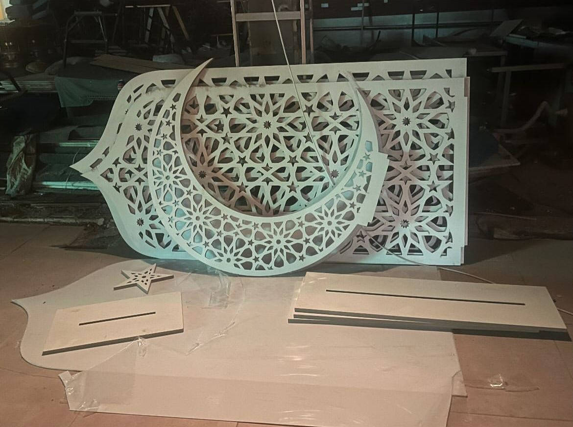 🌙✨ ديكور هلال رمضاني فاخر – تصميم إسلامي مميز ✨🌙
قطعة ديكور راقية بتفاصيل هندسية إسلامية دقيقة تضيف أجواء روحانية وفخامة لأي فعالية أو مناسبة رمضانية.

🔹 عرض كامل 3 متر
🔹 ارتفاع 2 متر
🔹 جميع القطع متوفرة وجاهزة للنصب
🔹 مناسب للمعارض، المجالس، المسارح، المولات، الفعاليات الرمضانية والافتتاحات

تصميم مميز يعطي شكل نهائي جذاب واحترافي بعد التركيب، ويصنع نقطة جذب قوية للتصوير والحضور.

للتواصل والاستفسار:
📞 ***********

جاهز للتسليم 📤
