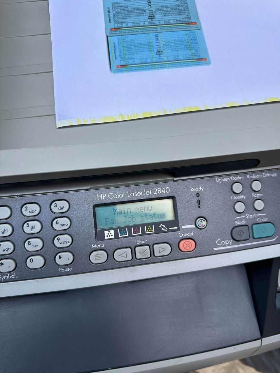 لعشاق الفخامة والقوة والمتانة ✨⚔️
طابعة ليزر ملونة متعددة الوظائف HP Color LaserJet 2840 (بحالة ممتازة)
عشاق الإنتاجية والأعمال الشاقة، متوفر للبيع طابعة وملقم مستندات متكامل من شركة HP الغنية عن التعريف. جهاز "اعتمادي" بكل معنى الكلمة، مثالي للمكاتب، الشركات الناشئة، أو الاستخدام المنزلي المكثف.
📌 المواصفات والميزات الرئيسية:
 نوع الطابعة: ليزر ملون (Color LaserJet) - جودة طباعة ثابتة ولا تجف الأحبار فيها مثل الطابعات العادية.
 الوظائف (4 في 1): * 🖨️ طباعة (ملون وأسود) بجودة عالية ونصوص حادة.
 📑 تصوير (Copy): تصوير سريع ومباشر من الجهاز.
 🔍 سكانر (Scanner): ماسح ضوئي مسطح (Flatbed) بالإضافة إلى ملقم مستندات أوتوماتيكي (ADF) في الأعلى لتصوير عدة أوراق معاً بلمسة زر.
 📠 فاكس (Fax): لوحة مفاتيح متكاملة مخصصة لإرسال واستقبال الفاكسات وتخزين الأرقام.
 التوصيل: تأتي مع كابل الطاقة (الموضح بالصورة) وكابل التوصيل بالكمبيوتر USB. كما تدعم التوصيل الشبكي (Ethernet) للمشاركة في المكتب.
 الحالة: نظيفة جداً، الأزرار والشاشة بحالة ممتازة، ومرفق معها الكابلات الأصلية وجاهزة للمعاينة.
السعر 80 قابل للتفاوض بشيئ بسيط


**إذا كنت صاحب هذا الإعلان وتريد حذفه لأي سبب، رجاءا أرسل رسالة إلى الدعم الفني**