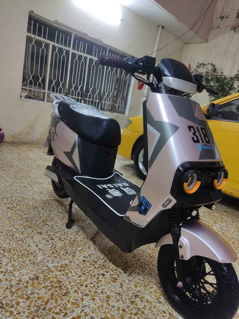 للبيع فقط مطور شحن 318 موديل 2025 حديث  نضافه فول بطاريات شرط الفحص 6 دبل ملف 2000 أشاير لايت هورن كلو شغال مابيه اي عطل بك رجوع R  مطور نضافه فول 4نمر سرعه 99 حقيقي 70الى 80 السعر 600 وأبيه مجال مكاني موصل حي عدن رقم الهاتف ***********
