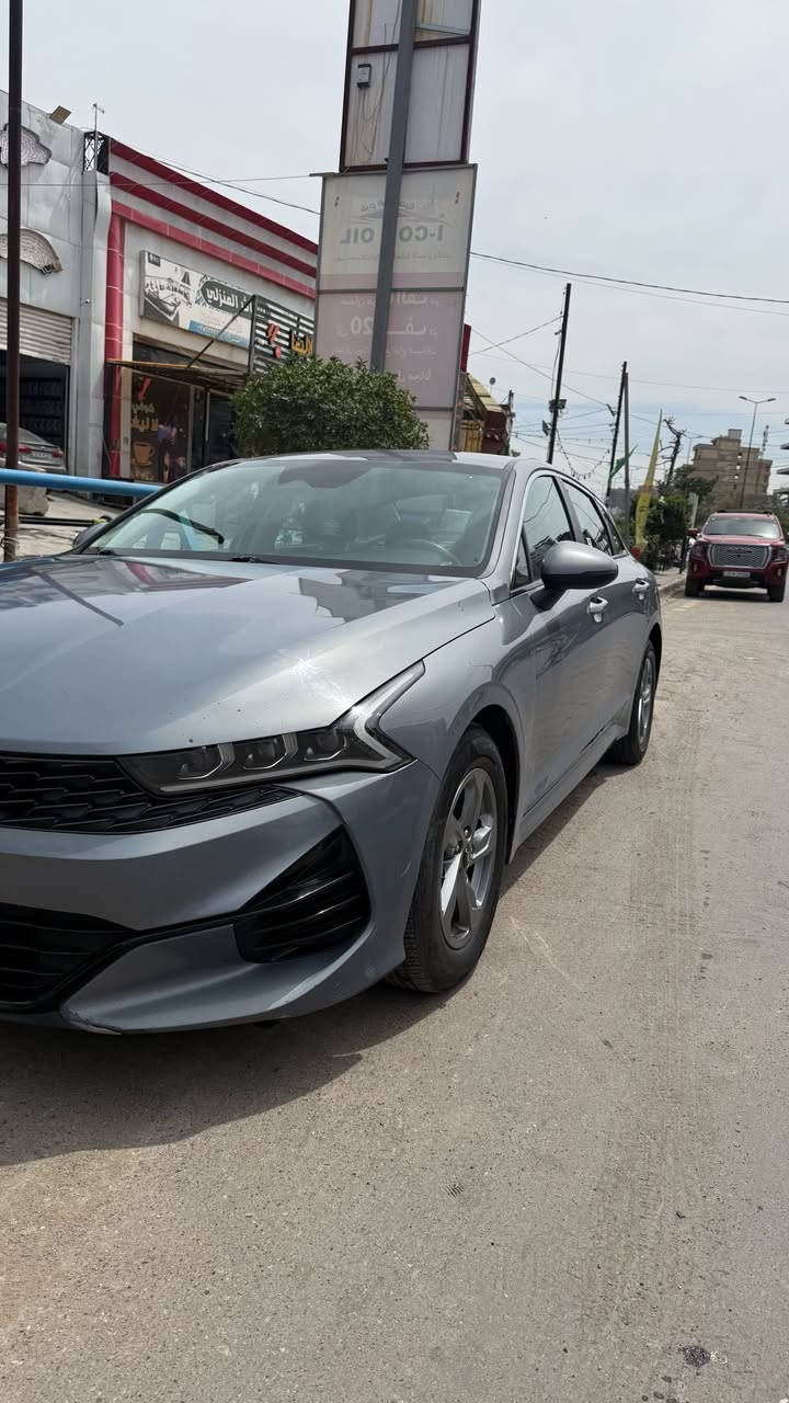 للبيع K5 موديل 22 

محرك توربو سعة 1.6 لتر، 4 سليندر.​

ناقل حركة أوتوماتيكي بـ 8 سرعات.​

دفع أمامي (FWD).​
السلامة ومساعدة السائق:

نظام تحذير من التصادم الأمامي مع فرملة الطوارئ التلقائية.​
نظام مراقبة النقطة العمياء.​
مساعد البقاء في المسار.​
تنبيه حركة المرور الخلفية.​
كاميرا رؤية خلفية.​
التقنيات والراحة:

شاشة معلومات وترفيه مقاس 8 بوصات.​
دعم Apple CarPlay وAndroid Auto.​
تشغيل بدون مفتاح (Keyless Entry & Push Start).​
نظام صوتي بـ 6 مكبرات.​
تحكم أوتوماتيكي بالمناخ.​

حادثها جاملغ وبنيد بدون دواخل لا شاصي لا لغد متظرر

السعر 15,800$
مكاني بغداد 

***********
