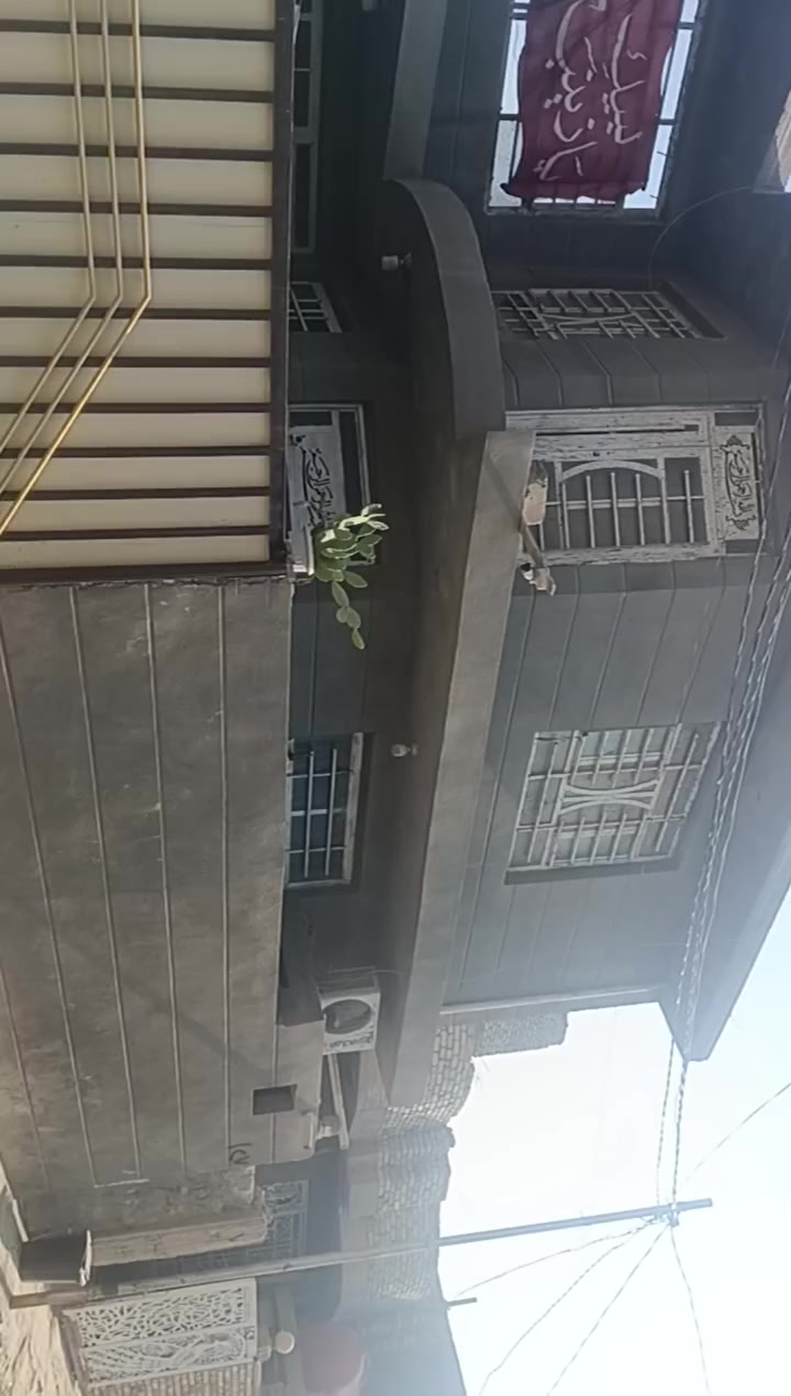 🔹 دار للبيع – موقع مميز 🔹
▪️ السند: زراعي سند 25
▪️ مشمول بالتطويب 

▪️ المساحة الكلية: 200 م
▪️ البناء: 100 م
▪️ حديقة: 100 م+ أساس نظيف خارجي
▪️ ركن على شارعين
▪️ تبليط وخدمات كاملة
📐 الواجهة: 20 م
📏 النزال: 10 م
🚧 عرض الشارع أمام الدار: 8 م
🚧 عرض شارع الركن: 10 م
📍 يبعد عن الشارع العام: 80 م فقط
🏠 تفاصيل البناء:
🔸 الطابق الأرضي:
غرفة 3.5 × 5
صالة 4 × 6
مطبخ
تخاريج
🔸 الطابق الثاني:
غرفتان
الأولى: هيكل
الثانية: 4 × 6
📍 العنوان:
نادر الثالثة – التاجية الزراعي – شارع أبو حمد
⚡ الخدمات:
ماء، كهرباء، مولدة ذهبية، تبليط للباب (خدمات كاملة )
📞 للاستفسار: الاتصال على ***********
