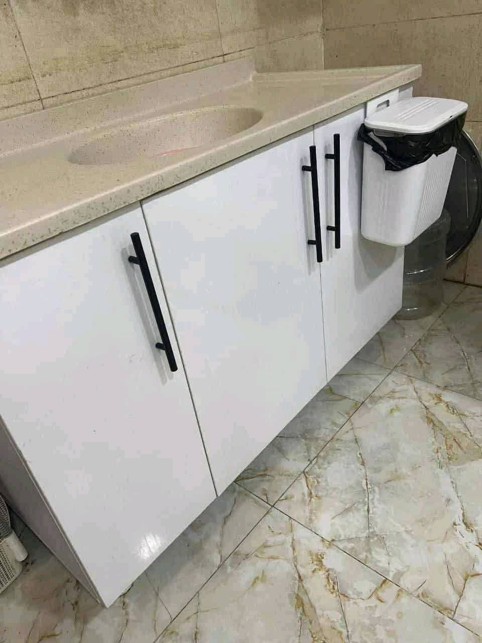 كاونتر خشب تركي mdf 

مترين ارضي و ملحق 

مع سنك متر و٢٠سم مرمر 

توصيل بغداد ومحافظات