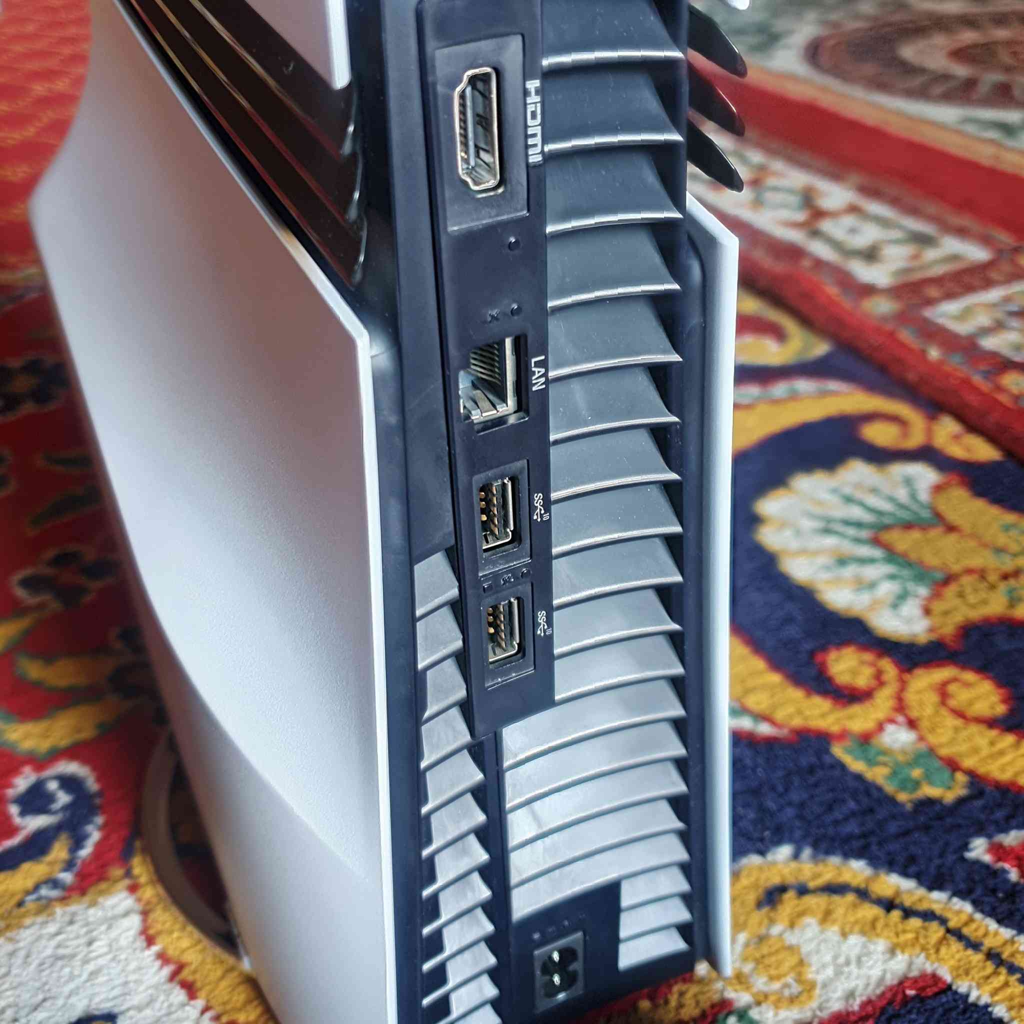 السلام عليكم
بلي فايف برو اوربي مستخدم شيء بسيط 
الجهاز نضيف 100%100 حالة حال جديد 
مع دسك درايف وقاعدة كلهم جدد وكامل ملحقات 
السعر مليون 150 الف 
توصيل ماعندي تجيني وتفحص وتاخذ 
مكاني بغداد مدينة الصدر رقمي بي واتساب ***********
