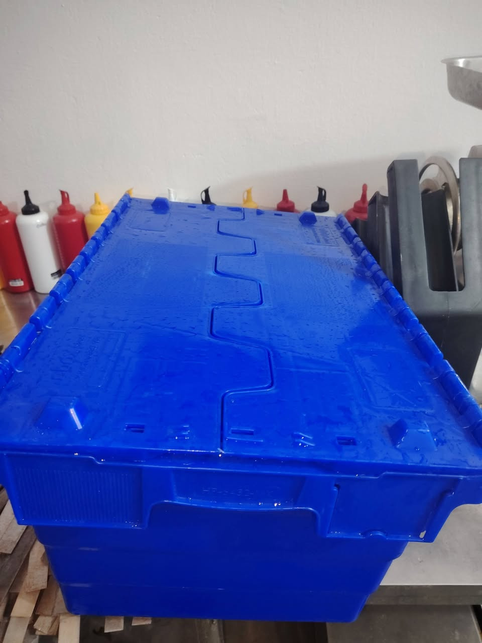 شياش عدد 200شيش +بلاكات عدد 5بصفي ويهن كاملات +مفرغه +مغسل البيع شراي يتصل ***********+صناديق صمون جدد
