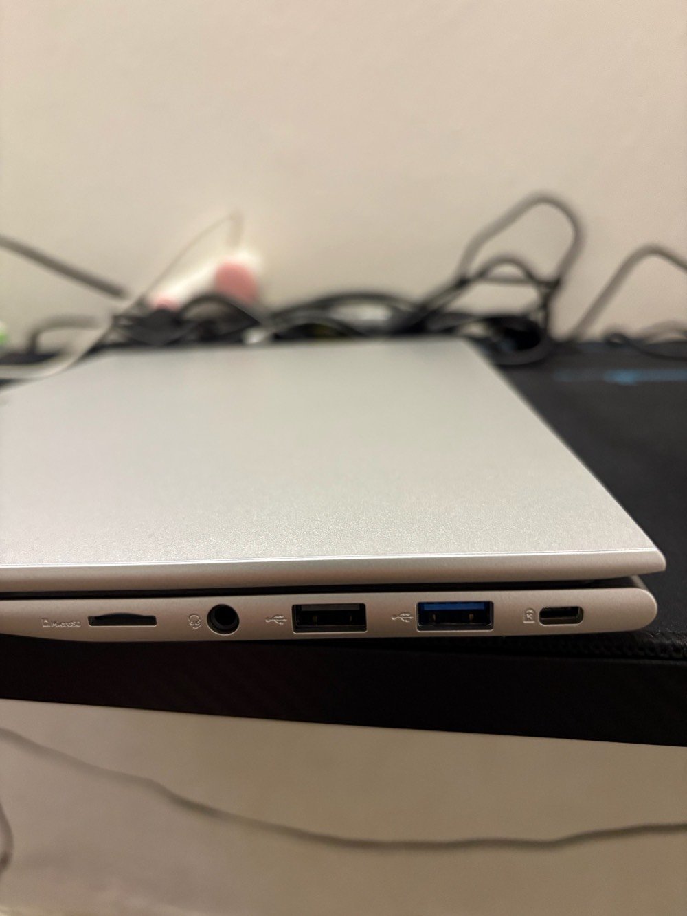 للبيع: لاب توب Acer Aspire Lite 15 (جديد بحالة الوكالة

جهاز ألترا بوك أنيق ونحيف جداً، يتميز بأحدث معالجات إنتل (Intel Ultra) مع كفاءة طاقة ممتازة وأداء سريع جداً، اللاب توب الجديد تماماً (كما موضح في الصور).

الموديل: Acer Aspire Lite 15 (AL15-54P)
 المعالج (Processor): من أحدث معالجات إنتل ذكاء اصطناعي Intel® Core™ Ultra 5 115U (بسرعة تصل إلى 3.50 GHz)، أداء قوي جداً للمهام اليومية، الدراسة، والعمل الذكي.
 الذاكرة العشوائية (RAM): بحجم 16 جيجابايت DDR5 (بسرعة فائقة جداً 6400 MT/s) لتصفح سلس وفتح عشرات البرامج في وقت واحد دون أي تهنيج.
 الهارد (Storage): من نوع السريع جداً SSD بسعة 512 جيجابايت (المساحة الفعلية المقروءة 477 GB)، يضمن لك إقلاع الويندوز والبرامج خلال ثوانٍ معدودة.
 كرت الشاشة (Graphics): Intel® Graphics المدمج المتطور.
 نظام التشغيل: نسخة أصلية من Windows 11 Pro (64-bit) مفعلة وجاهزة.
 لوحة المفاتيح: كيبورد كامل مريح جداً في الكتابة يحتوي على الأحرف العربية والإنجليزية.

منفذ HDMI لربط اللاب توب بالشاشات الخارجية أو التلفزيون.
 منافذ USB-C حديثة ومتعددة الاستخدامات.
 منافذ USB 3.2 التقليدية لنقل البيانات بسرعة.
 منفذ لقراءة كروت الذاكرة MicroSD.
 منفذ سماعات الرأس الـ AUX (3.5mm).

حالة الجهاز: جديد تماماً ونظيف جداً، بدون أي خدوش أو عيوب (تاريخ التصنيع حديث جداً 2024/03/03 كما في ملصق الظهر في image_3.png).
الملحقات:الشاحن الاصلي الخاص به
السعر (مليون وبيها مجال)
مكاني بغداد
***********:رقمي