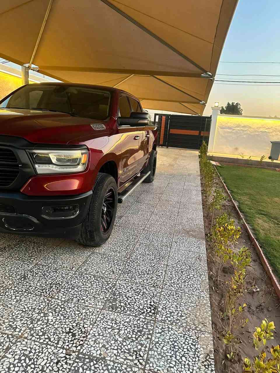 السلام عليكم
دوج رام بك هورن موديل 2020
لون كرزي🍒 مميز 
معلاية 3 سانتيم 
المواصفات
شاشة جبيرة تيسلا
بانورما +بصمة + حساسات امامية خلفية+ مري شفط + فور ويل + بوكسات داخليه + كشنات مخمل ومواصفات بيهة بعد هواي 
عليه منضومة غار 120 لتر  
والسيارة احلى من الصور 
قطعة وحدة صبغ بدون ايرباك 
رقم  📞***********
