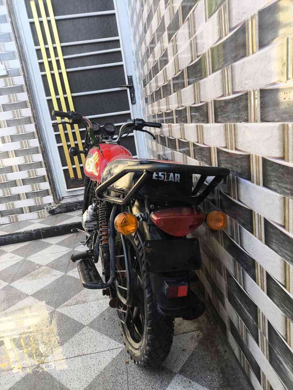 بوكسر للبيع موديل 2022 للبيع 
الدراجه كلك جانت رقم وسنويه بس نكطع بيه الشاصي والشاصي القديم موجود الدراجه عليها محرك ستوته mtr والشاصي الجديد الي شديته بعده بالباكيت الدراجه كفراتها والواقيات موجودات بس ماشادهن الدراجه كلشي شغال بيها بس الباتري طايح السعر 650 بيها مجال مكاني الهارثه وهذا رقمي *********** والشاصي المكطوع موجود الي يريد يشتريه والمحرك القديم هم موجود.
