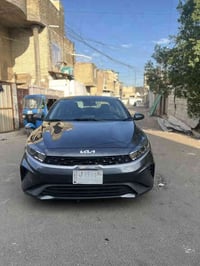 كيا فورتي  موديل 22 رقم بغداد بسمي ماشيه 77 ميل لون رصاصي محرك الفين د...