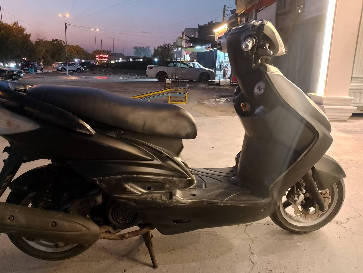 دراجه سكنس فحل نوزل ممكينه ما مفتوحة كهربائيات كلهه شغاله لونهه الاصلي فيلي اي شخط مابي مضلله للحفض عل كفرات سعر التضليل 60 الف السعر 500 مال بيع  المكان بغداد حي الحسين الرقم ***********
