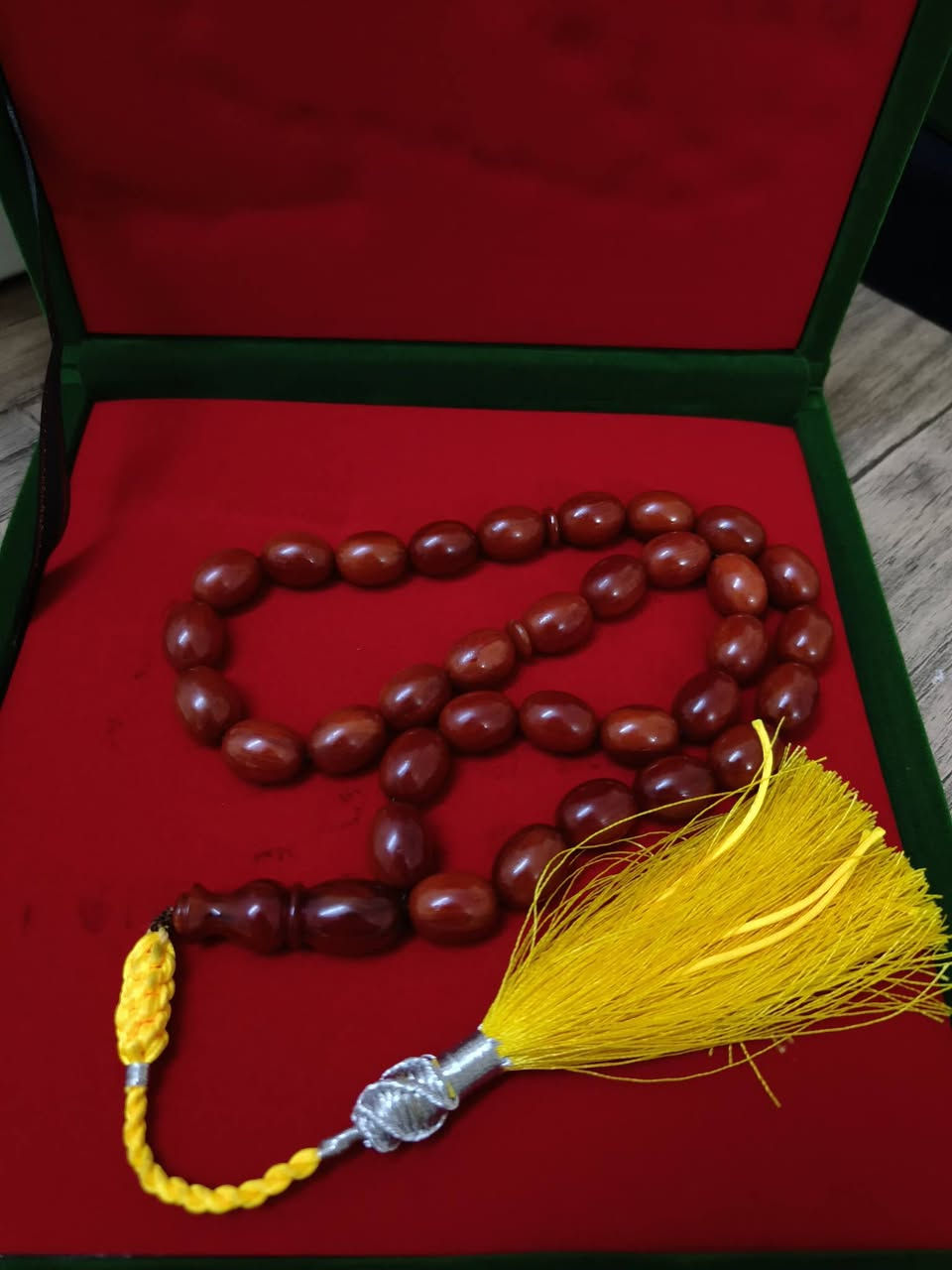 مسابح عطريه مزيج من الباكليت و الفاتوران و والسندلوس و صمغ الاشجار  خراطه يدويه الريحه تبين اول ما تفتح العلبه تجيك ويه كارت الضمان والعلبه وضمان فوحان العطر سنتين للتواصل واتساب ***********
