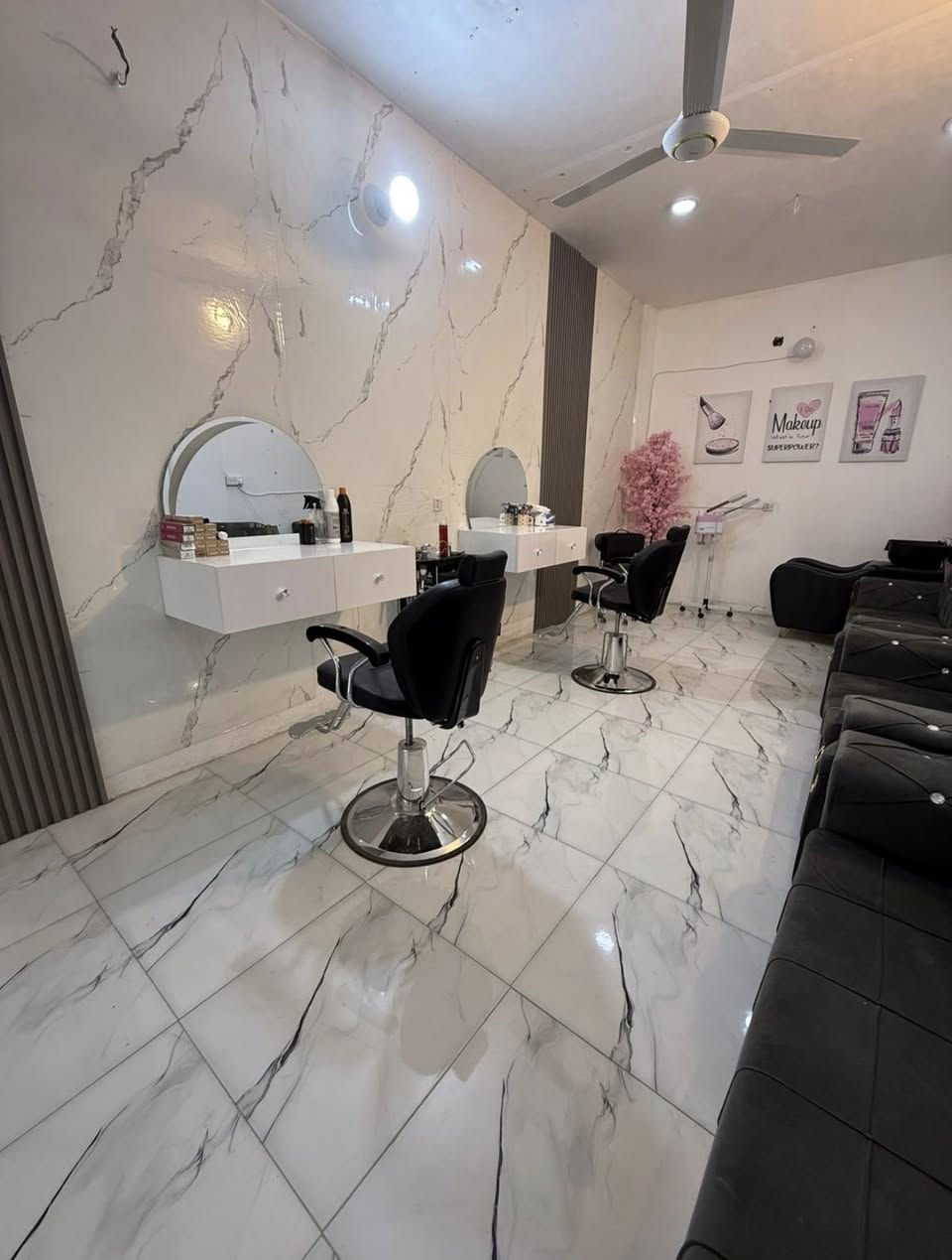 صالون للبيع بسعر مناسب ومكان مميز / شارع البارون السايدين عمود 92 سبب البيع عدم التفرغ لانو طالبه  ***********
او خاص (اذا تحتاجون عامله اله موجوده)
