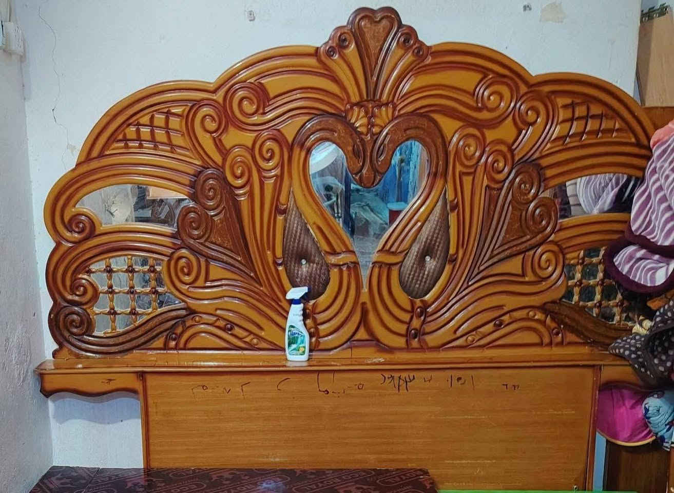 للبيع .. جرباية نفرين ثقيل مع تاج.. ميز.. قيم باليرضه الله. ***********
