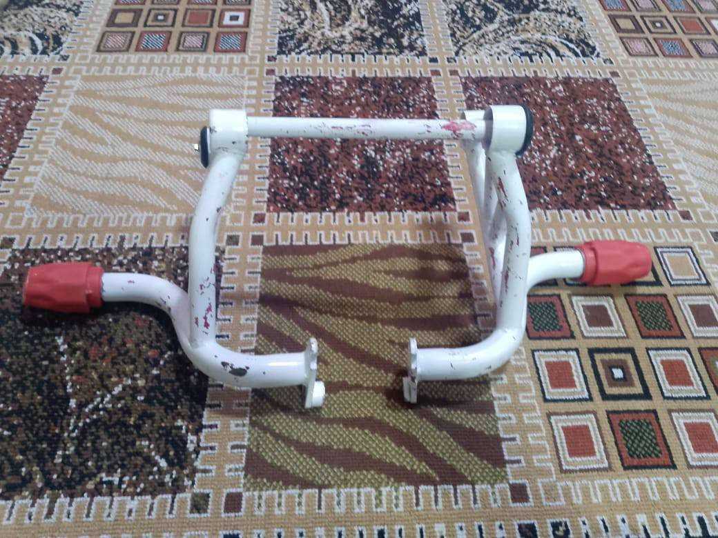 السلام عليكم  درع هاوجي جديد فول مصبوغ صبغ عادي وكشط تكدر ترجعه عل لونه لحمر  وبراغيه كامله  السعر 30 وبي مجال ممتواجد خاص اتصل عل رقم ***********
