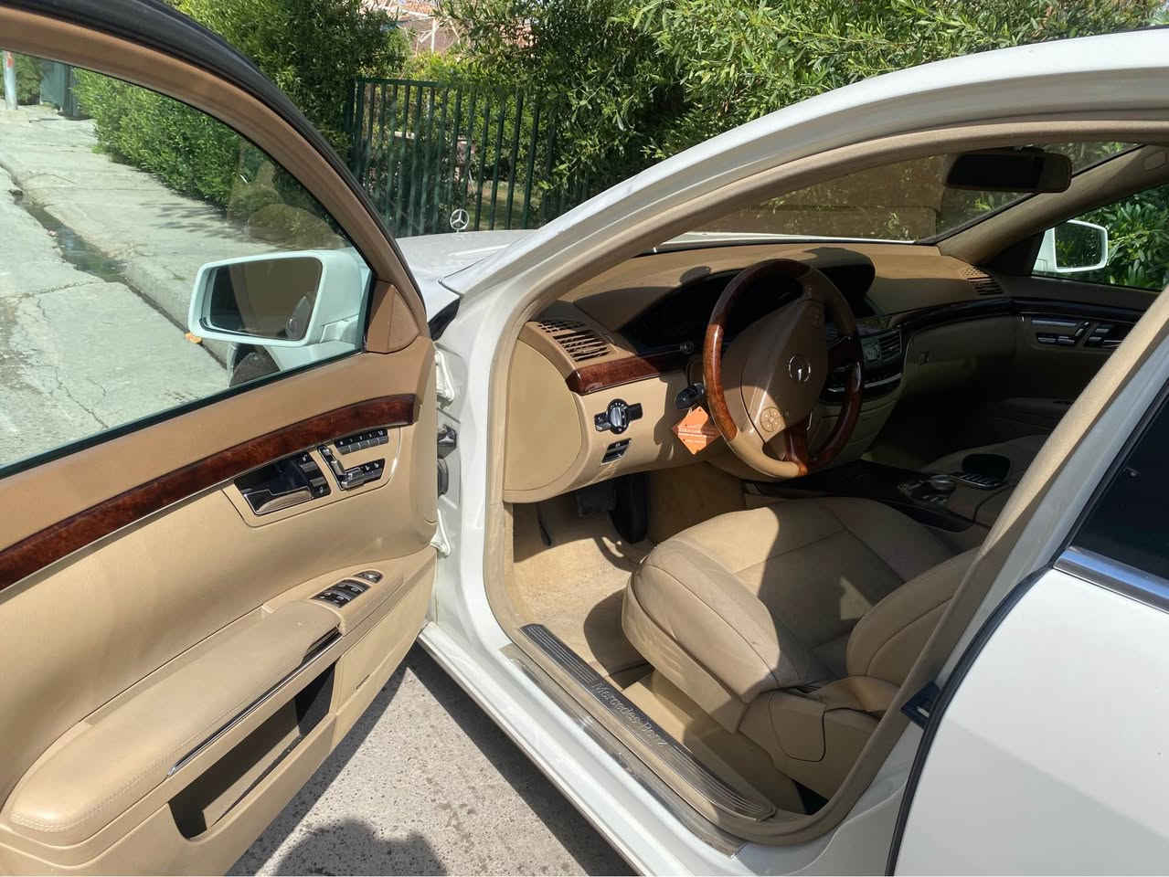 (250$)مارسدس ٢٠١٢ 
فول فول مواسەفات
داتاشۆ ، سەلاجە ،دەرگا شەفت ، پێنج پەردە
کوشن کارەبایی سارد  و گەرم 
ویل و تایە نوێ  
دەعامی بۆ دەعامی بەشەرت 
کارەبایات و تەقە و ڕەقە بەشەرت  
سبوغ نیو دەرگای سەکن لەگەڵ چاملخ پشتەوە لای سایەق 
بێ ژورەوە و بێ ئێڕباگ 
*********** أربيل, العراق
