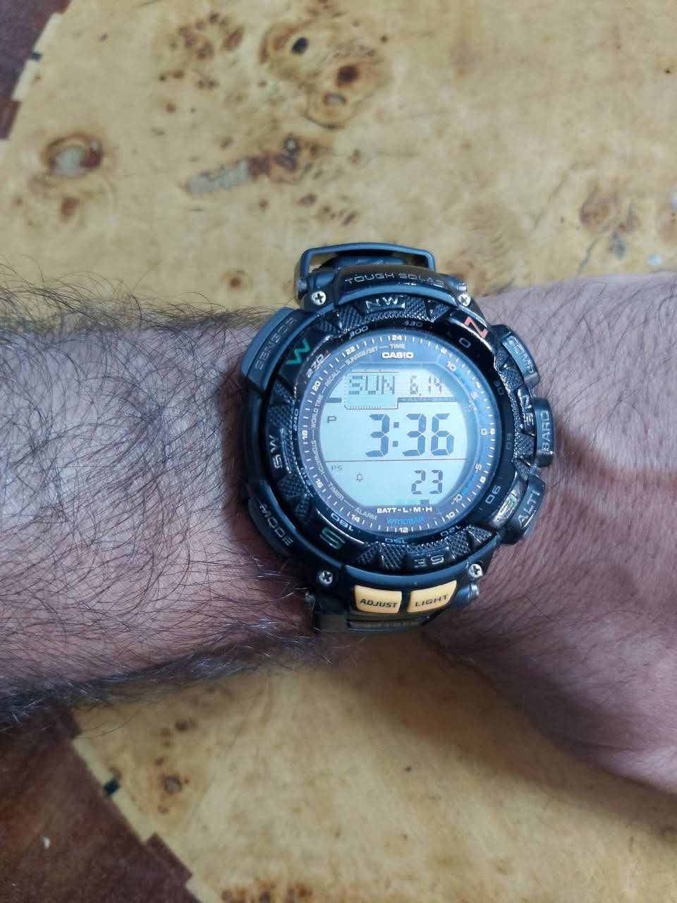 السلام عليكم
السلام عليكم CASIO PROTREK PRG نضافه فول 

سعر الساعه 175 ألف يوجد توصيل 
مقاومة للماء حتى عمق 100 متر
المقاومة البيئية
مقاوم لدرجات الحرارة المنخفضة (-10 درجة مئوية / 14 درجة فهرنهايت)
مصدر الطاقة وعمر البطارية
تاف سولار (تعمل بالطاقة الشمسية)
ميزة المستشعر
نطاق قياس مقياس الارتفاع: من -700 إلى 10000 متر (من -2300 إلى 32800 قدم). وحدة القياس: 5 أمتار (20 قدمًا). قياسات ذاكرة يدوية (حتى 25 سجلًا، يتضمن كل منها الارتفاع والتاريخ والوقت). ذاكرة الارتفاعات العالية/المنخفضة. ذاكرة إجمالي الصعود/الهبوط. أخرى: ضبط الارتفاع المرجعي، رسم بياني لاتجاه الارتفاع، فرق الارتفاع. *إمكانية التبديل بين المتر (م) والقدم (قدم).التوقيت العالمي
التوقيت العالمي: 31 منطقة زمنية (48 مدينة)، عرض رمز المدينة، تشغيل/إيقاف التوقيت الصيفي
عرض شروق الشمس/غروبها
عرض وقت شروق الشمس وغروبها، ومؤشرات ضوء النهار لتاريخ محدد.
ساعة توقيت
ساعة إيقاف بدقة 1/100 من الثانية، سعة القياس: 23:59:59.99، أوضاع القياس: الوقت المنقضي، وقت الانقسام، أوقات المركزين الأول والثاني
مؤقت
مؤقت العد التنازلي وحدة القياس: ثانية واحدة نطاق ضبط وقت بدء العد التنازلي: 24 ساعة نطاق ضبط وقت بدء العد التنازلي: من دقيقة واحدة إلى 24 ساعة (بزيادات دقيقة واحدة وساعة واحدة)
تنبيه/إشارة زمنية كل ساعة
5 منبهات يومية
إشارة الوقت كل ساعة
ضوء
إضاءة خلفية كهروضوئية، إضاءة كهروضوئية تلقائية بالكامل، مدة إضاءة قابلة للتحديد، توهج لاحق
لون فاتح
EL: أزرق مخضر
تقويم
تقويم تلقائي كامل (حتى عام 2099)
خاصية كتم الصوت
تشغيل/إيقاف نغمة تشغيل الزر
ميزة توفير الطاقة
توفير الطاقة (تصبح الشاشة سوداء لتوفير الطاقة عندما تُترك الساعة في الظلام)
عرض/تنبيه البطارية
مؤشر مستوى البطارية
مدة التشغيل
مدة تشغيل البطارية التقريبية: 6 أشهر على البطارية القابلة لإعادة الشحن (مدة التشغيل مع الاستخدام العادي دون التعرض للضوء بعد الشحن) 23 شهرًا على البطارية القابلة لإعادة الشحن (مدة التشغيل عند التخزين في الظلام الدامس مع تشغيل وظيفة توفير الطاقة بعد الشحن الكامل)
الدقة: ±15 ثانية شهريًا
ميزات أخرى
نظام 12/24 ساعة
شاشة عرض LCD مزدوجة
التوقيت العادي: الساعة، الدقيقة، الثانية، مساءً، السنة، الشهر، التاريخ، اليوم
نطاق عرض البارومتر: من 260 إلى 1100 هكتوباسكال (من 7.65 إلى 32.45 بوصة زئبقية) وحدة العرض: 1 هكتوباسكال (0.05 بوصة زئبقية) رسم بياني لاتجاه الضغط الجوي رسم بياني لفرق الضغط الجوي *التحويل بين الهكتوباسكال والبوصة الزئبقية
بوصلة رقمية تقيس وتعرض الاتجاه كواحد من 16 نقطة. نطاق القياس: من 0 إلى 359 درجة. وحدة القياس: 1 درجة. قياس مستمر لمدة 20 ثانية. مؤشر اتجاه بياني. معايرة ثنائية الاتجاه ووظيفة معايرة الشمال. تصحيح الانحراف المغناطيسي. ذاكرة الاتجاه.
نطاق عرض مقياس الحرارة: من -10 إلى 60 درجة مئوية (من 14 إلى 140 درجة فهرنهايت) وحدة العرض: 0.1 درجة مئوية (0.2 درجة فهرنهايت) * إمكانية التبديل بين درجة مئوية (℃) وفهرنهايت (℉)


**إذا كنت صاحب هذا الإعلان وتريد حذفه لأي سبب، رجاءا أرسل رسالة إلى الدعم الفني**