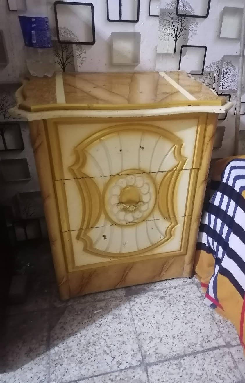 غرفة النوم للبيع نضيفه
السعر 600 وبيها مجال مكان بغداد
***********
