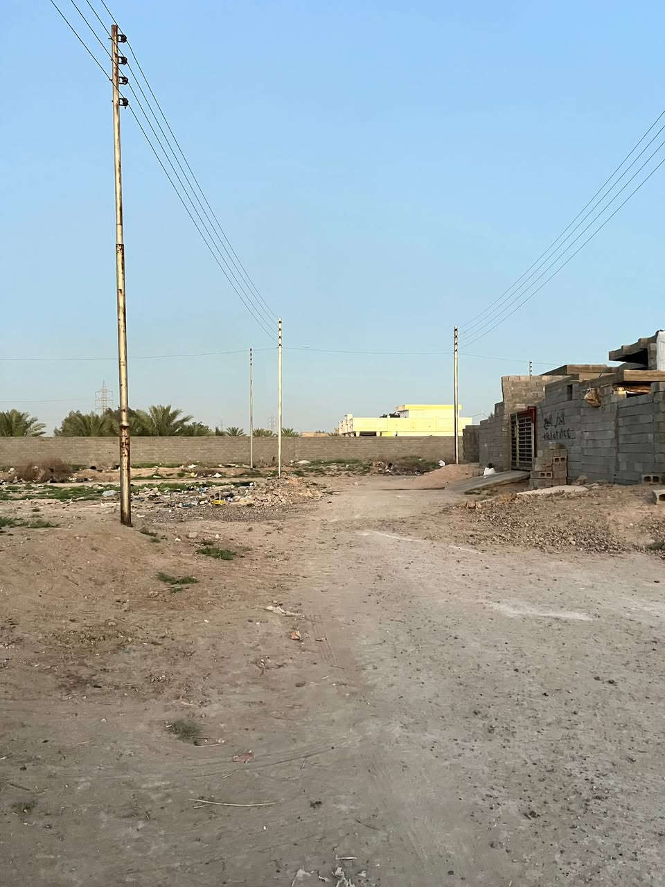 يالله 

دار هيكل للبيع 

في الأنبار فلوجة الصقلاوية منطقة البعكاش
قرب من جسر المشاة 

صنف العقار عقد زراعي 
شارع 10 ترابي والتبليط يبعد عنه 20 متر 
خدمات جاهزة من كلشي مي جواك وكهرباء فوكاك

المساحة 150 متر 
واجهة 7،5 والنزال 20م
بي ستقبال ومطبخ وصالة ومناور 2 وحمام وصحيات

السعر 13 مليون وبي مجال بسيط 

***********

***********
