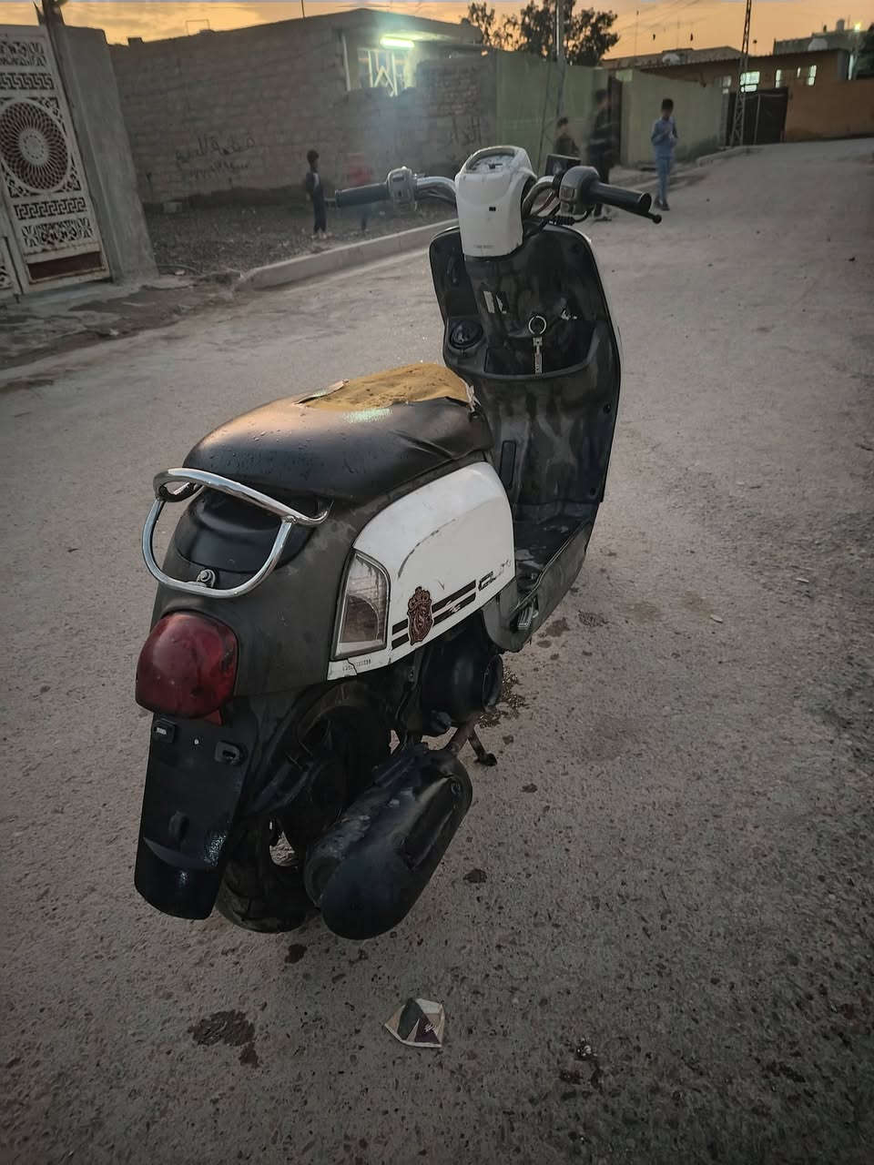 سلام عليكم دراجه للبيع خير من الله شغاله هندر واحده دراجه حلوه ونضيفه سعر 350 وبيه مجال بصيط مكاني جسر ديالى القديم رقم ***********
