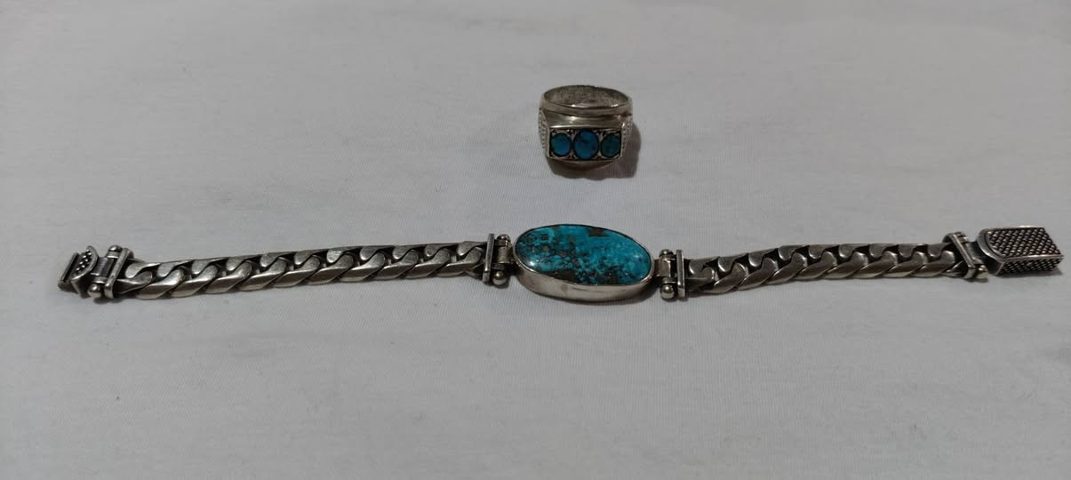 اللهم صل على محمد وال محمد
تخم لبيع 
وزن السوار 47 غرام 
وزن المحبس 12 غرام 
العنوان بصره 
الرقم ***********
