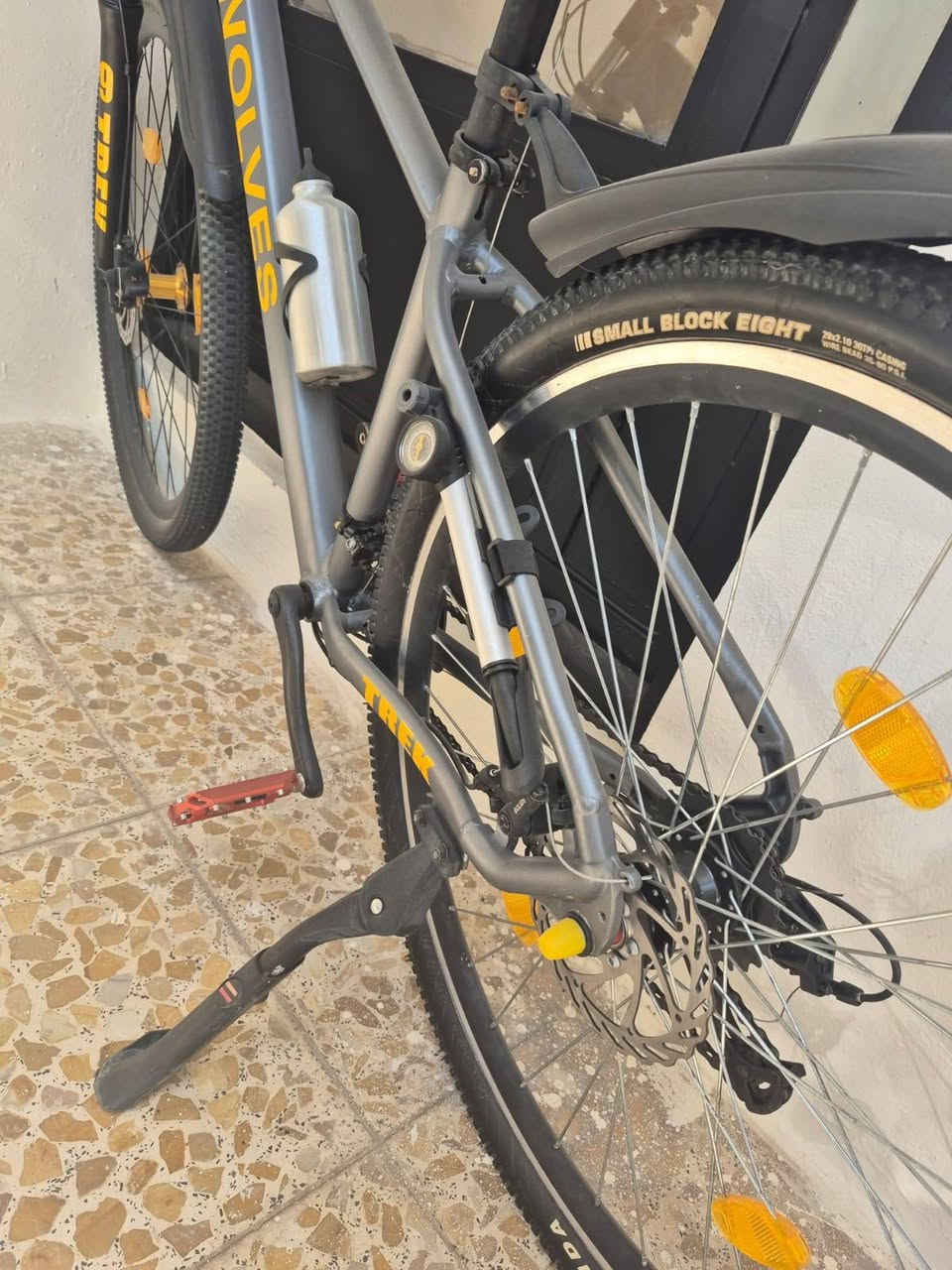 السلام عليكم
بايسكل حجم 29 فافون ماركة حلوة ويا هدية بمات اثنين
غراضة أصلية يدات أصلية بايدر أصلي كشن أصلي وآل بايسكل واضح بالصور وما بيه نقص السعر قفل 200  مكاني بغداد الحبيبية رقمي *********** واتساب ***********
