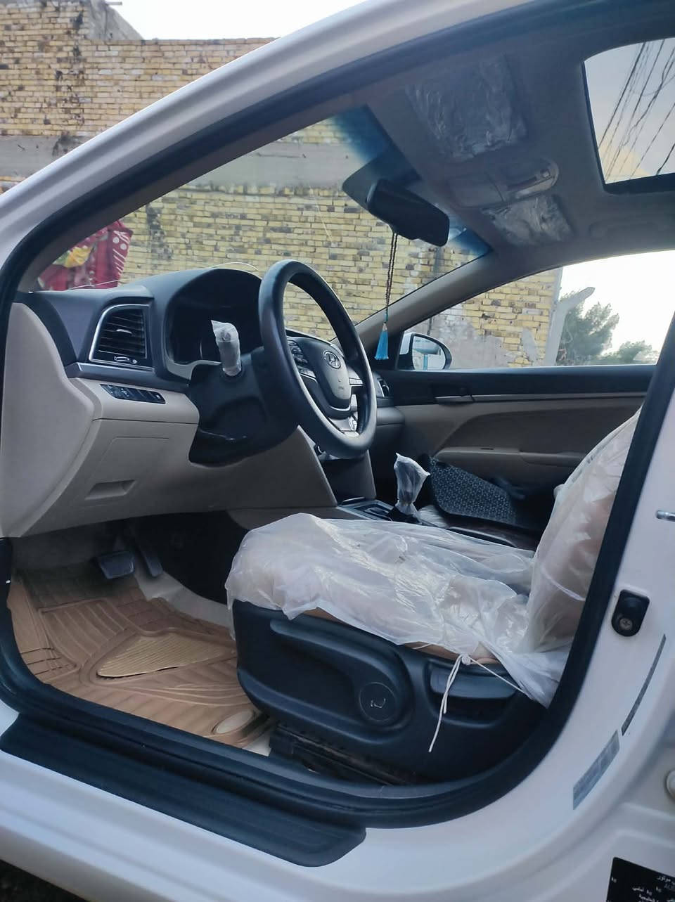 النترا 2017 خليجي  مكفوله بيه شبر بارد فقط محرك 2000 فول عده البصمه رقم أربيل تحويل او كاله بأسم شركه فيصل عزيز مكان السياره نجف مكلف بنشر استفسار*********** 
السعر 145 وبيه مجال
