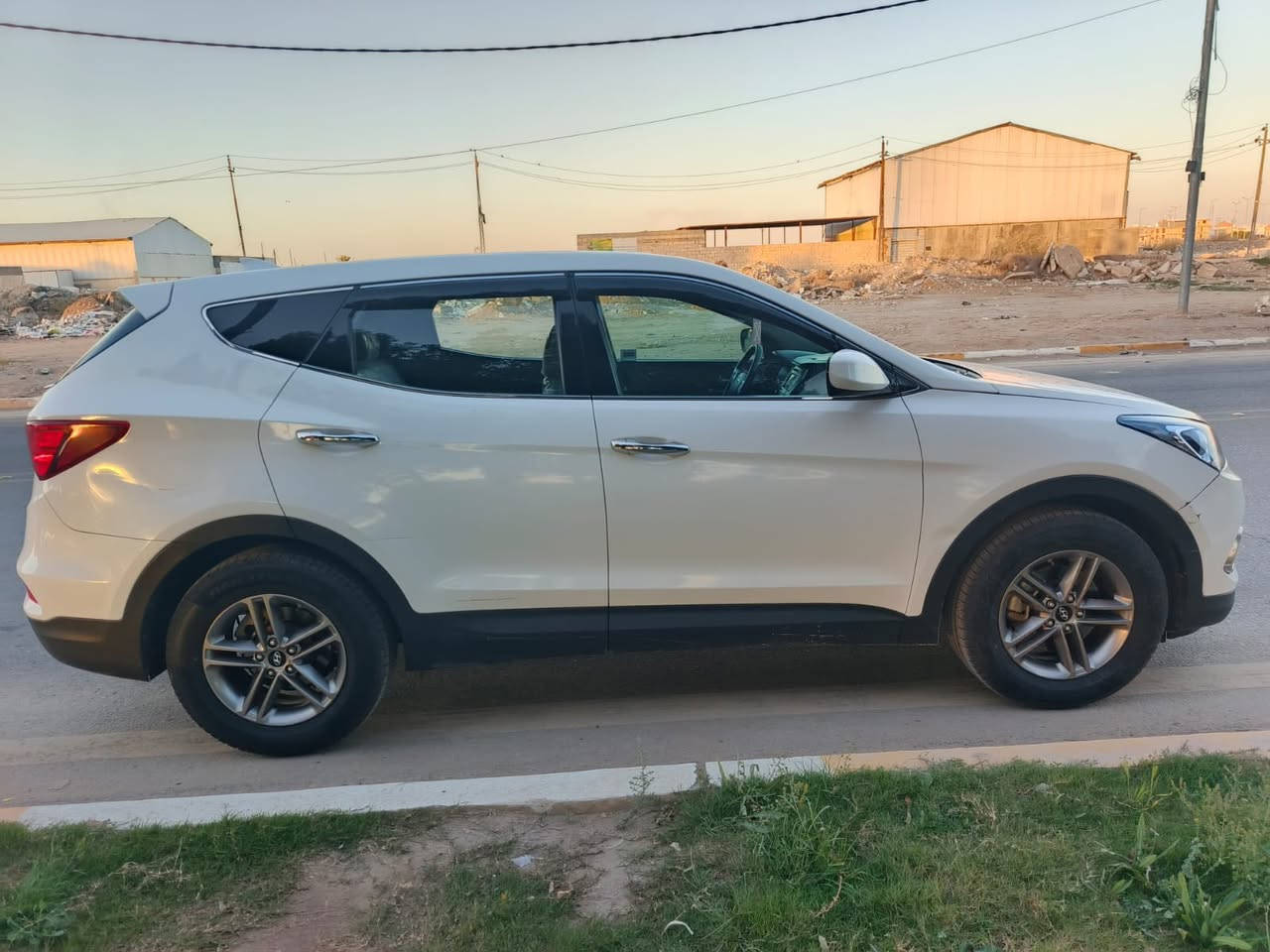 السلام عليكم سياره نوع سنتافي وارد امريكي موديل 2017  بيها بنيد وجاملغ ففط بس رش بدون داخل والباقي كفاله عامه كير مكينه حداديه كفاله عامه السياره جديده مال بيت موصفات تحكك استيرن جهتين كامره دوره حساسات السياره على وضع الشركه العنوان كربلاء السعر 143رقم الهاتف ***********
