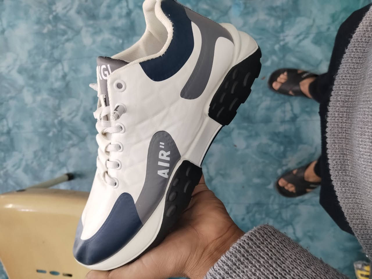 سلام عليكم عدي حذيه شلعه تقريب 43 زوج حذيه كله نضيفه ومابيه مضروب هاي كم قطعه منهن. و بسعر مناسب. ***********
