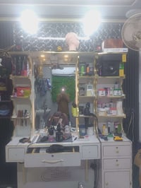 ميز وفاترينا لبيع سعرهن 200وبيهن مجال07714881435