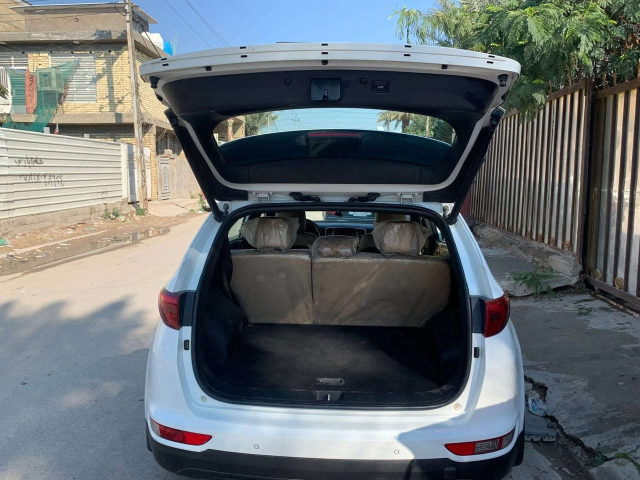 سبورتج موديل 2018 خليجي فول  اخت جي تلان ماشية 138 محرك 2000
(المواصفات) 
- بانورما 
-  بصمه
- نظام ترحيب عند الاقتراب 
- كشنات جلد
- كراسي كهرباء عدد 2
- ثلاث انظمه للقياده  (سبورت - أقتصادي -اعتيادي)
-  اتو هولد  
- جنطة كهرباء 
- حساسات اماميه وخلفيه 
- كامره دوراة 
- مري شفط 
-  تبريد قطعتين 
- سستم سماعات + سيدي شاشه JBL امريكي 
- عليه ادامه متواصله كشنات مغلفه جلد فوق الجلد البلادي للحفاظ على الجلد الاصلي   الكاعيه مغلفه جلد 
- ملاحظة السياره بيها صبغ فوق القبق البانزين مع الباب الخلفي من نفس الجهة  مع وجود طخات في الباب عكس السائق  ما مصلحه بعده 
- السعر 185 
راسلني على فيس اذا عجبك السعر
- اتصال ***********
