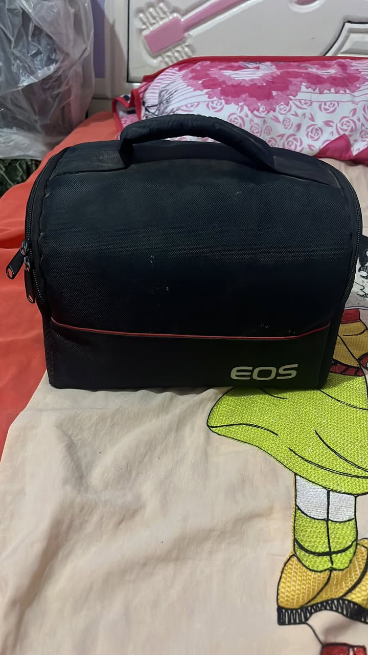 السلام عليكم
متاح كاميرا Canon EOS 2000D
معاها الشاحن والعدسة الي ف الصور 
حاله زيرو ونضيفه اوي زي ما باين ف الصور كدا 
السعر خاص


**إذا كنت صاحب هذا الإعلان وتريد حذفه لأي سبب، رجاءا أرسل رسالة إلى الدعم الفني**