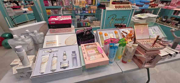 زورونا في كوزمتك ساكورا…
المكان اللي يجمع بين الرقي، الجودة، والأسعار المناسبة لكل البنات اللي يدورون على شيء يغيّر روتينهم ويضيف لمسة جمال حقيقية لحياتهم. 🌸💗

في ساكورا راح تلاقون أحدث المنتجات العالمية، أفضل الماركات، وروائح تعلّق بيچ من أول تجربة.
قسم العناية، المكياج، العطور، الزيوت، الشامبوهات، السيرومات… كلشي مختار بعناية حتى يصير عندچ تجربة تسوّق ممتعة ومريحة.

مهمتنا إنه نخليچ تلاقين الشي اللي يناسب بشرتچ وشعرچ ويليق بذوقچ بدون حيرة…
ويا كل زيارة، راح تحسين إن ساكورا مو بس متجر… هو عالم كامل للجمال والثقة والاهتمام بنفسچ.

نورتونا بكل زيارة، وننتظركم يوميًا حتى تشوفون أجدد المنتجات والعروض المميزة.
زورونا في كوزمتك ساكورا… وخلي جمالچ يحچي عنچ. هاتف***********🌸
