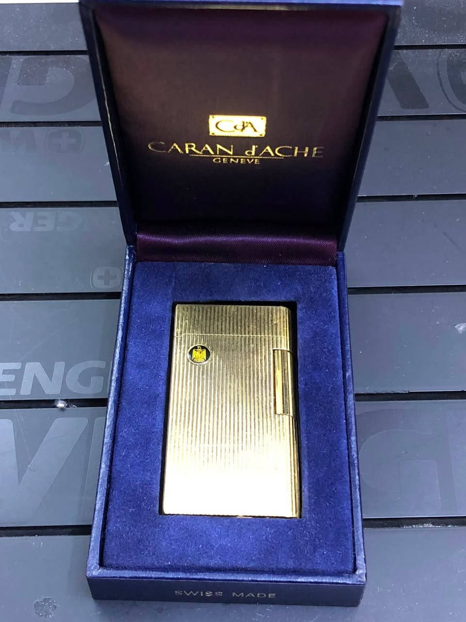 قداحة كرنداش ( CARNdACHE) 
سويسري اصلي ( GENEVE) 
شعار جمهورية العراق 
توزيع هداية في الثمانينات     
تغليف ذهب 20 مايكرو  
مع العلبة  الأصلية       
للاتصال ***********
