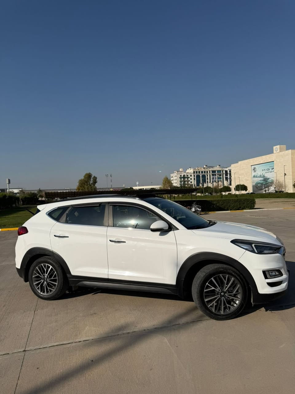 النوع : hyundai tucson المالك الاول
الموديل : limited
سنة  الصنع :2020
المحرك : I4 2.0L
ناقل الحركة :  AUTOMATIC 
نوع الوقود :  بنزين
الحالة  :  خليجي
 عدد الأميال :108,000 km
السعر : 22,700$ و مجال كلش بسيط
الضرر : كلين تايتل 
مواصفات : أربع حساسات خلفية
 • كرسي سائق كهربائي
 • كرسي راكب كهربائي
 • تحكم بالإنارة الداخلية
 • نظام ABS (مانع انغلاق المكابح)
 • تبريد مركزي
 • سقف بانورامي
 • أضواء LED
 • نظام درايف مود (Sport / Eco / Comfort)
‏ • Apple CarPlay
‏ • Android Auto
 • 6 سماعات
 • 6 وسائد هوائية (Airbag)
 • مثبت سرعة
 • دخول ذكي
 • تشغيل ذكي
السيارة مابيها اي عيب فقط ملاحظات صغيره 
مكاني اربيل 
للتواصل والاستفسار : 
***********
***********
***************************
