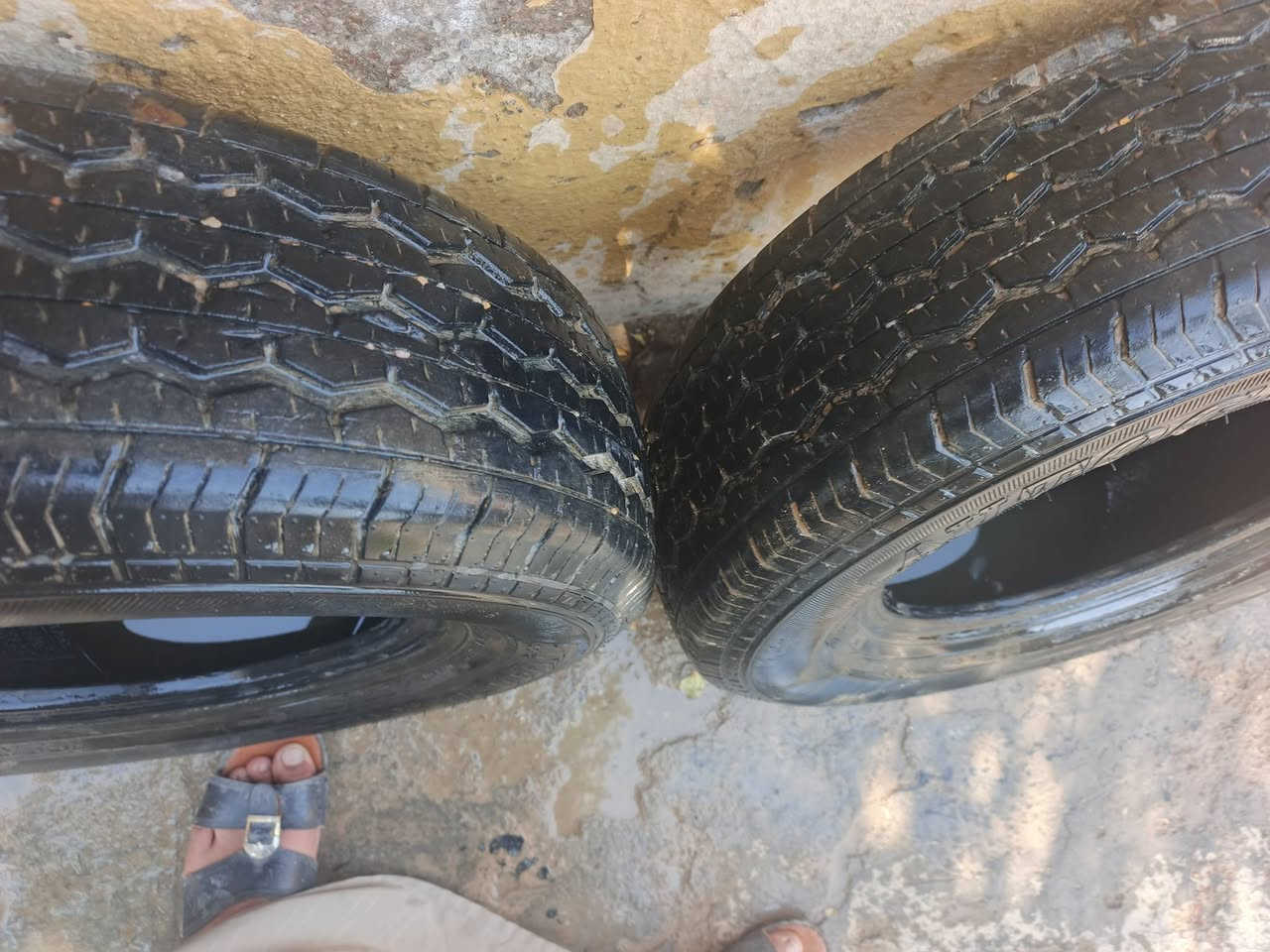 سلام عليكم كير 3000 بس الثاني ما يجي و الباقي فول وذني زوج تايرات 14 ماشيات شهر  الشراي بي خير ويتدلل***********
