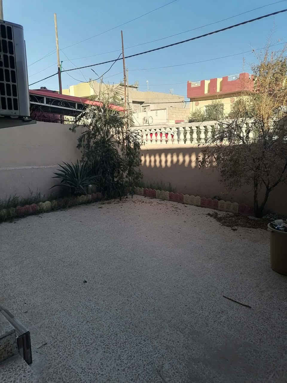 الدار للبيع مساحة 220 متر في حي المغرب طابقين كاشي وسيراميك وسقوف ثانويه غرفتين نوم وهول ومطبخ وصحيات واستقبال وكراج سيارة في الطابق الأرضي وغرفتين نوم وهول ومشتملات في الطابق الثاني للتواصل على الأرقام *********** ***********
