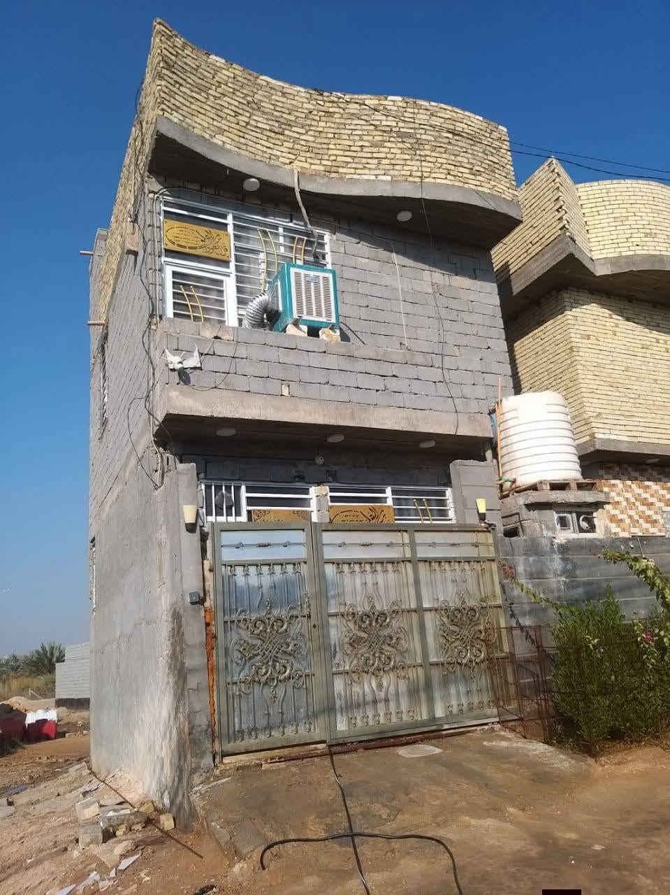 سلام عليكم بيت ركن 50متر للبيع 
سند 25 طابو زراعي تتكاتب مباشر ويا ابو البستان 
عنوان البيت كربلاء شارع البوبيات اسواق برتقاله السايدين الي بصفها حي الهادي ليكدام شويه عنه فرع 8 متر البيت جديد ماصارله سنه من خلص بنائه اساس كله صب كونكريت مركزي بناء بلوك استقبال 4x4 مطبخ 2x4 سيراميك للخير  صاله 4x6 حمام +صحيات خارجي سيراميك البيت  طابق الثاني مابي سيراميك بي غرفت نوم علا كبر البيت او بي صاله او بيتونه او سطح ستاره عاليه طابوك الواجها 6 النزال9 الستقبال اني مسوي غرفه ولصاله الجوه سويتها استقبال مفتوح عل مطبخ يعني صار غرفتين 
 ***********
