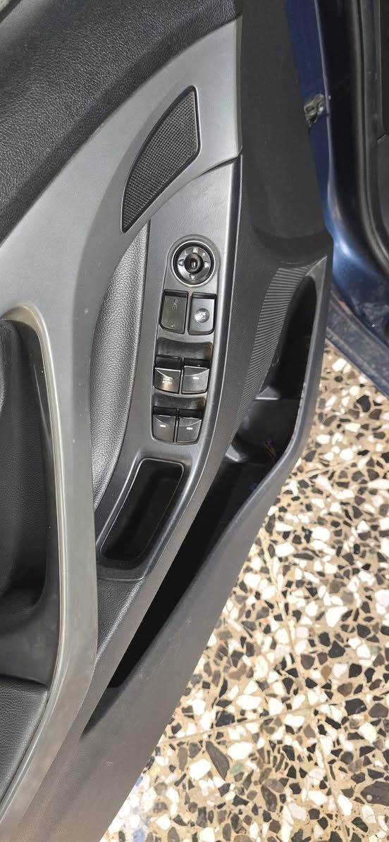 النترا موديل 2016
فول مواصفات 
رقم بغداد مميز بسمي حرة
بصمة 
شاشة كامرة
جلد 
كشن كهربائي
مكينة GDi 2000
حادث بدون دواخل 
***********
سعر 118 ورقة
