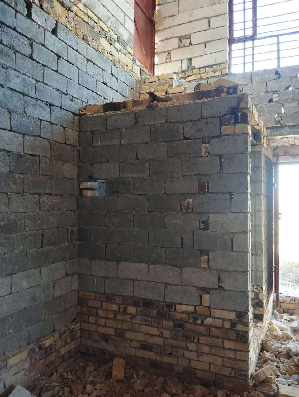 السلام عليكم بيت جاهز لسكن الموقع قرية فيصل يبعد عن المحرم 100متر المساحة 200متر الشارع الي ينزل علية 6متر السعر 28 وبيه مجال بسيط لاتصال *********** أو ***********
