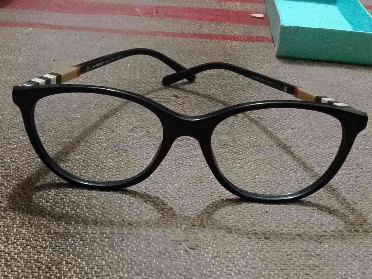 نظاره طبية طراز BE2205 من بربري تتميز بإطار أسود ونقشة مربعات مميزة على الأذرع.العلامة التجارية: بربري (Burberry).الطراز: BE2205 3001.المقاس: 52 ملم.
للتقيم ثم البيع لاعلي سعر ...


**إذا كنت صاحب هذا الإعلان وتريد حذفه لأي سبب، رجاءا أرسل رسالة إلى الدعم الفني**