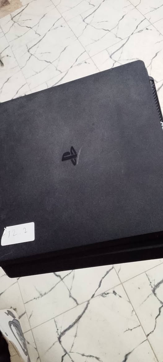 مشكل يا لوز متوفر بلي 4  معى كامل ملحقات او العاب من ختيارك
متوفر هارد 500 
متوفر تيرا 1 
النظافه شوفت عينك شراي فقط يدخل متوفر كم قطعه عندي


**إذا كنت صاحب هذا الإعلان وتريد حذفه لأي سبب، رجاءا أرسل رسالة إلى الدعم الفني**