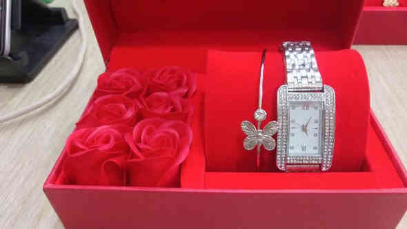 عرض الهدايا المميز ♥️🌹

علبة ساعة مميزة و سوار و مجموعة ورد 
القطعة 17 الف قطعتين 32 الف 
يوجد توصيل داخل الصويرة 

&

العرض الثاني بدون ورد 
القطعة 13 الف قطعتين 22 الف 
للتواصل ***********
